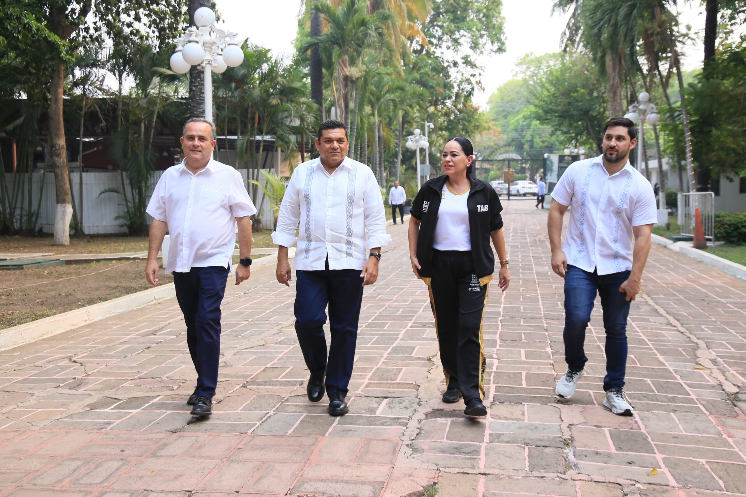 Abandera May a Delegación Tabasqueña que competirá en Olimpiada Nacional CONADE 2025 El gobernador Javier May Rodríguez exhortó a los 307 atletas y 122 entrenadores de la Delegación Tabasqueña a representar al estado con lealtad, dignidad y juego limpio en la Olimpiada Nacional CONADE 2025. https://larevistadelsureste.com