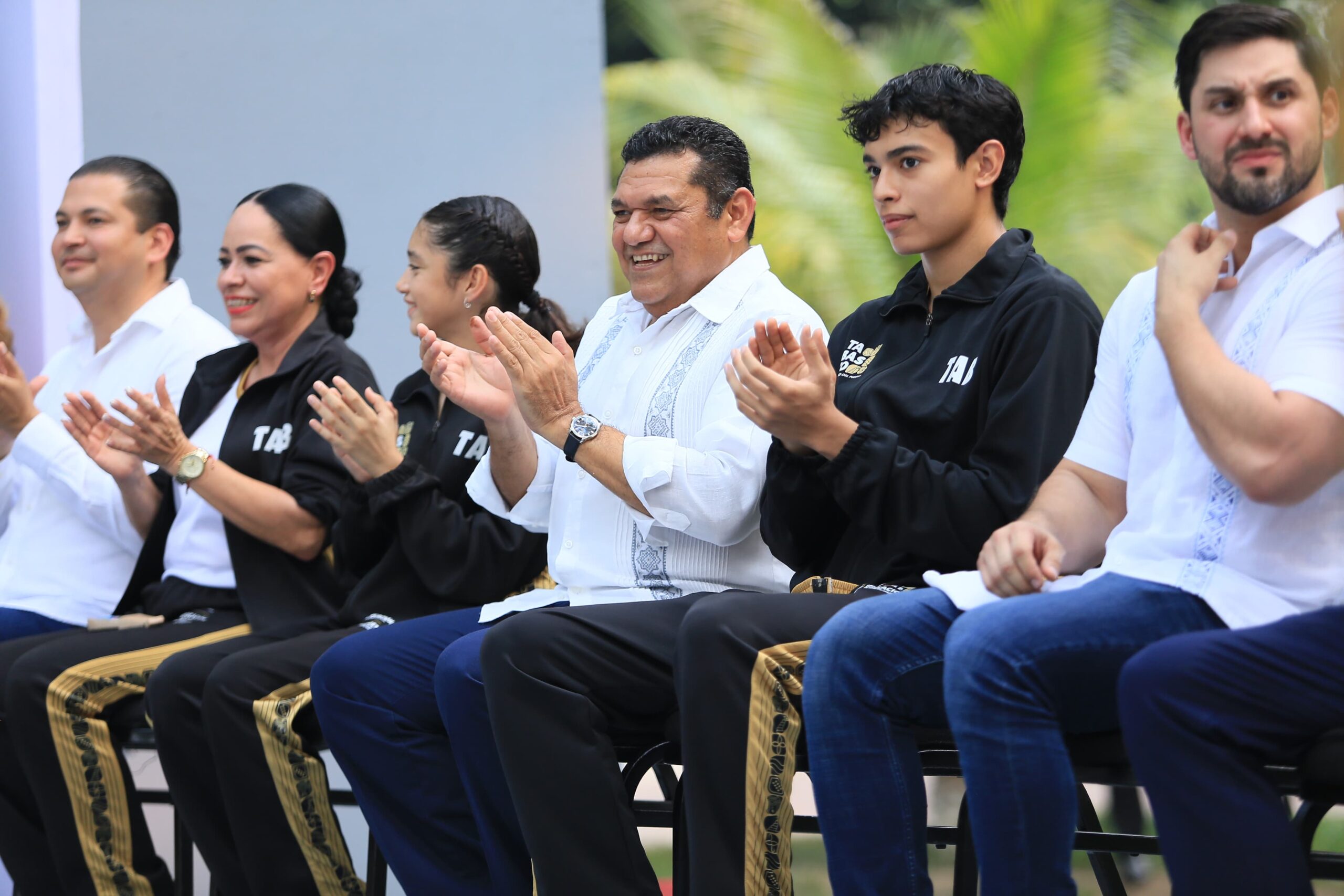 Abandera May a Delegación Tabasqueña que competirá en Olimpiada Nacional CONADE 2025 El gobernador Javier May Rodríguez exhortó a los 307 atletas y 122 entrenadores de la Delegación Tabasqueña a representar al estado con lealtad, dignidad y juego limpio en la Olimpiada Nacional CONADE 2025. https://larevistadelsureste.com