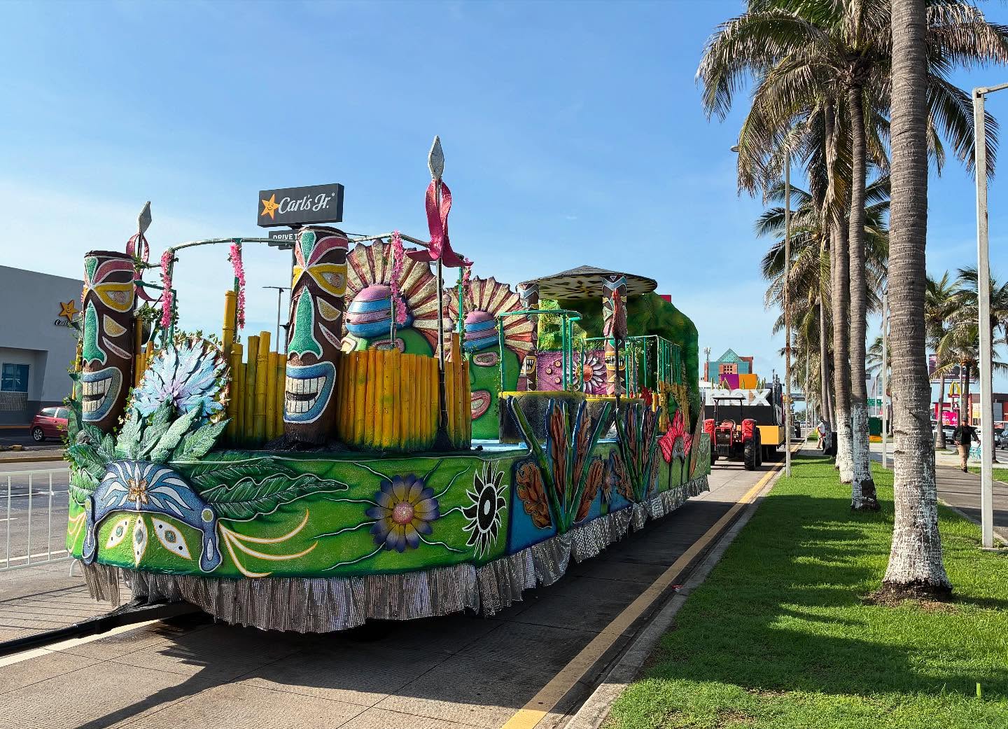 Carnaval de Veracruz 2025 sorprenderá con desfiles de alta tecnología Con 15 carros alegóricos cargados de color, luces, sonido envolvente y efectos visuales de última generación, el Carnaval de Veracruz 2025 se perfila como uno de los espectáculos más esperados del año. https://larevistadelsureste.com Carnaval de Veracruz 2025 sorprenderá con desfiles de alta tecnología Con 15 carros alegóricos cargados de color, luces, sonido envolvente y efectos visuales de última generación, el Carnaval de Veracruz 2025 se perfila como uno de los espectáculos más esperados del año. https://larevistadelsureste.com