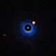 Telescopio James Webb detecta posible planeta similar a Saturno en una estrella joven cercana Las observaciones fueron realizadas con el telescopio espacial James Webb, utilizando el avanzado Instrumento del Infrarrojo Medio (MIRI), el cual permitió captar una imagen directa de la fuente luminosa dentro del disco de escombros que rodea a esta estrella enana roja. https://larevistadelsureste.com