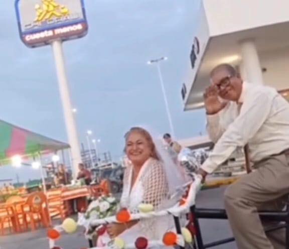 Esta pareja no solo llegó a su boda de Plata, también llegó al corazón de redes