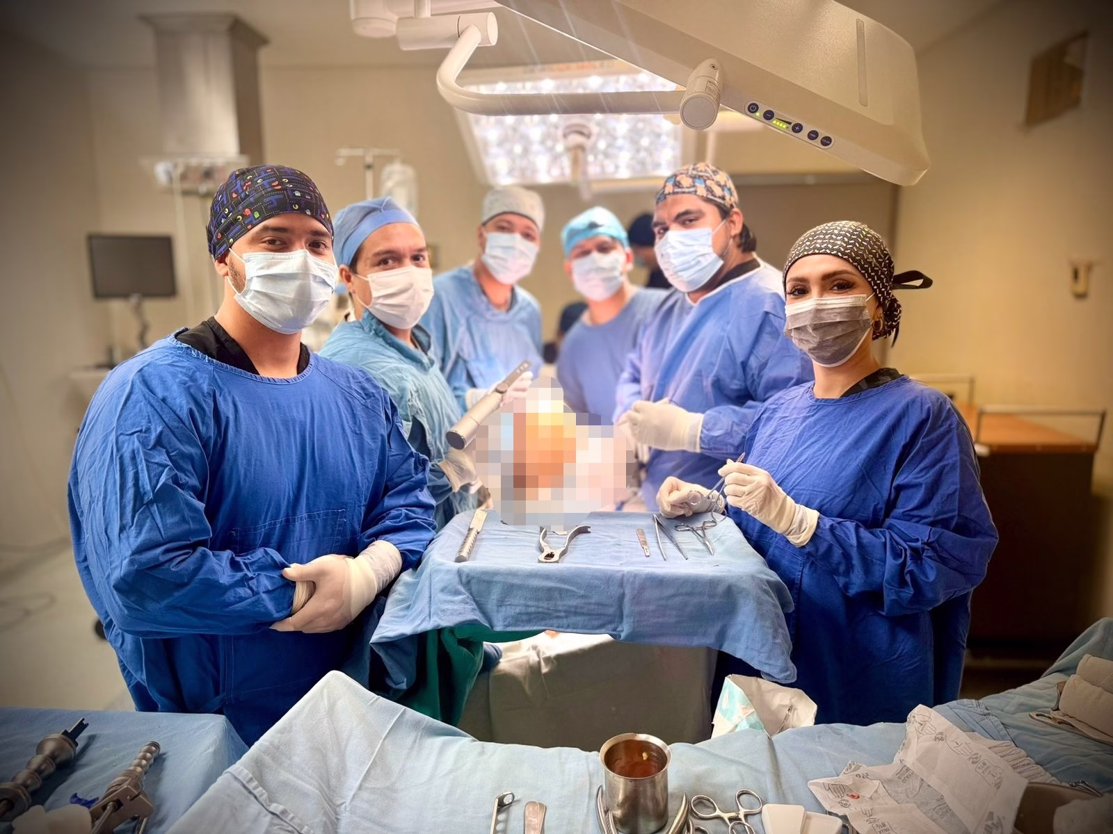 ISSSTE realiza 26 cirugías de rodilla y cadera en Tampico como parte de la Estrategia Cero Rezago El Hospital General (HG) Tampico, en Tamaulipas, adscrito al Instituto de Seguridad y Servicios Sociales de los Trabajadores del Estado (ISSSTE), a cargo del director general Martí Batres Guadarrama, realizó 26 cirugías de reemplazo total de rodilla y cadera en beneficio de derechohabientes de entre 55 y 89 años, con el fin de mejorar su calidad de vida. https://larevistadelsureste.com ISSSTE realiza 26 cirugías de rodilla y cadera en Tampico como parte de la Estrategia Cero Rezago El Hospital General (HG) Tampico, en Tamaulipas, adscrito al Instituto de Seguridad y Servicios Sociales de los Trabajadores del Estado (ISSSTE), a cargo del director general Martí Batres Guadarrama, realizó 26 cirugías de reemplazo total de rodilla y cadera en beneficio de derechohabientes de entre 55 y 89 años, con el fin de mejorar su calidad de vida. https://larevistadelsureste.com