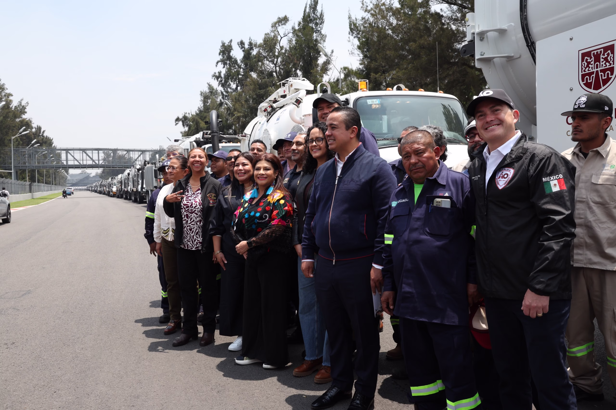 Clara Brugada lanza Plan Tlaloque Reforzado con 1,595 MDP y 260 unidades para emergencias La Jefa de Gobierno de la Ciudad de México, Clara Brugada Molina, encabezó la entrega de 260 nuevos vehículos y equipo especializado, que en su conjunto representan una inversión histórica de mil 595 millones de pesos, y que se traduce en el Plan Tlaloque Reforzado, mediante el cual se tendrá infraestructura de última tecnología para eficientar la respuesta a emergencias provocadas por las lluvias. https://larevistadelsureste.com