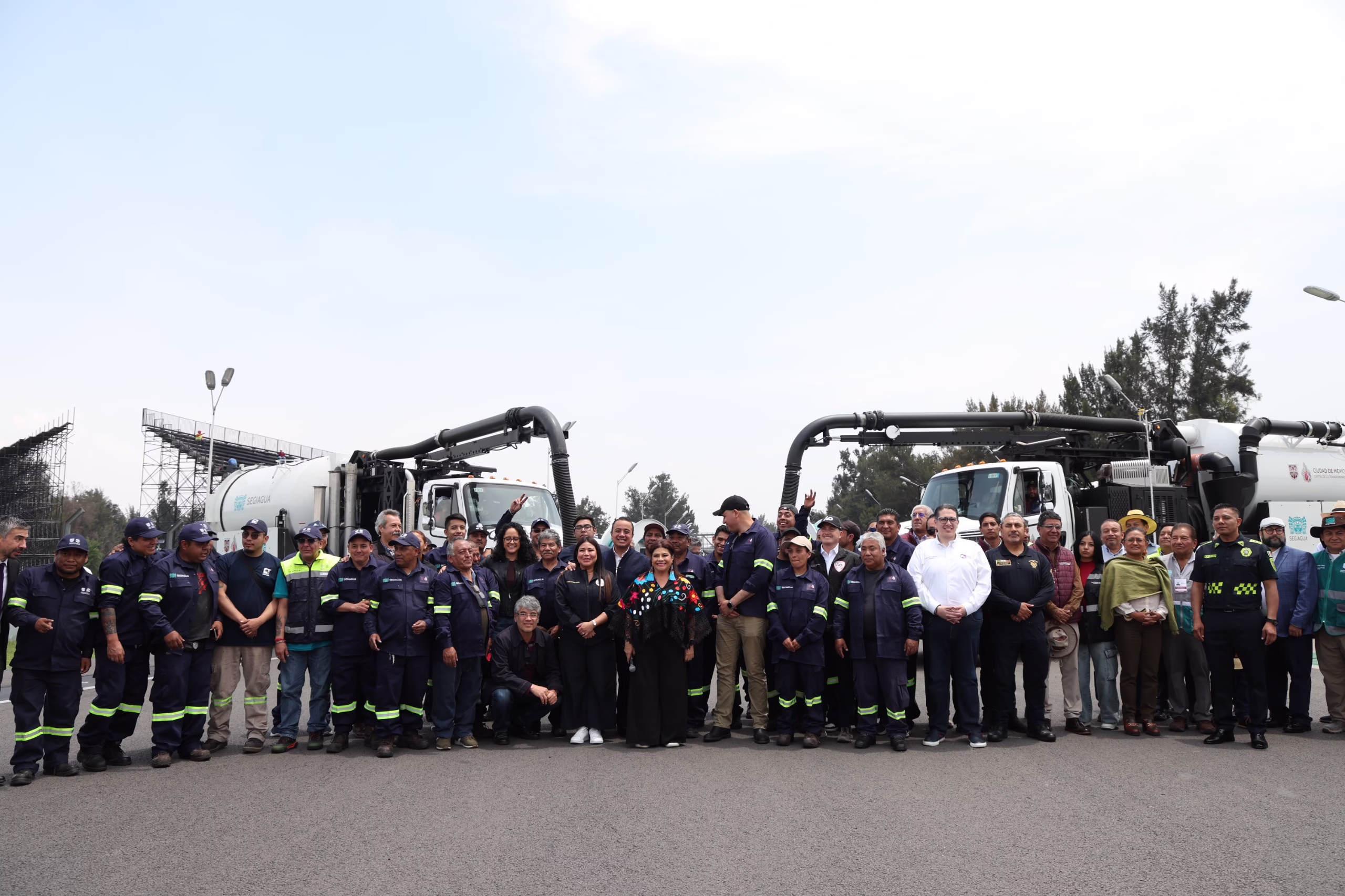 Clara Brugada lanza Plan Tlaloque Reforzado con 1,595 MDP y 260 unidades para emergencias La Jefa de Gobierno de la Ciudad de México, Clara Brugada Molina, encabezó la entrega de 260 nuevos vehículos y equipo especializado, que en su conjunto representan una inversión histórica de mil 595 millones de pesos, y que se traduce en el Plan Tlaloque Reforzado, mediante el cual se tendrá infraestructura de última tecnología para eficientar la respuesta a emergencias provocadas por las lluvias. https://larevistadelsureste.com