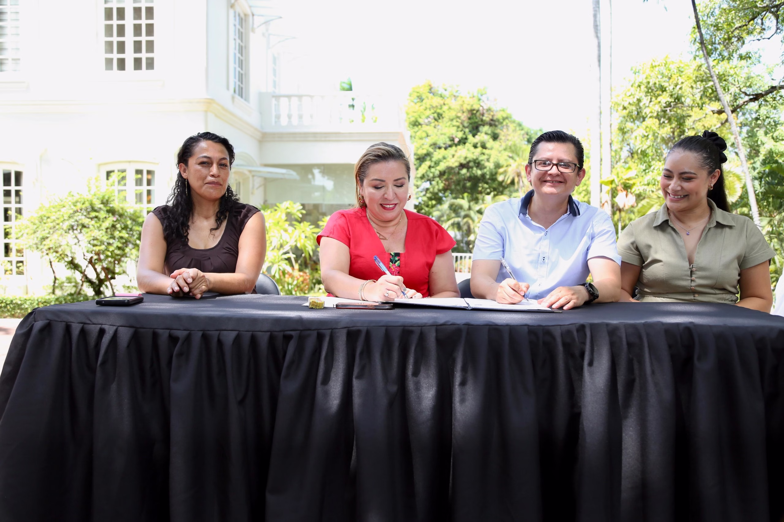 Gobierno de México y Tabasco Firman Convenio por la Cultura Comunitaria La Secretaría de Cultura del Gobierno de México, a través de la Dirección General de Vinculación Cultural (DGVC), firmó un convenio de colaboración con el gobierno del estado de Tabasco, para fortalecer y expandir el programa Semilleros Creativos en la entidad. https://larevistadelsureste.com