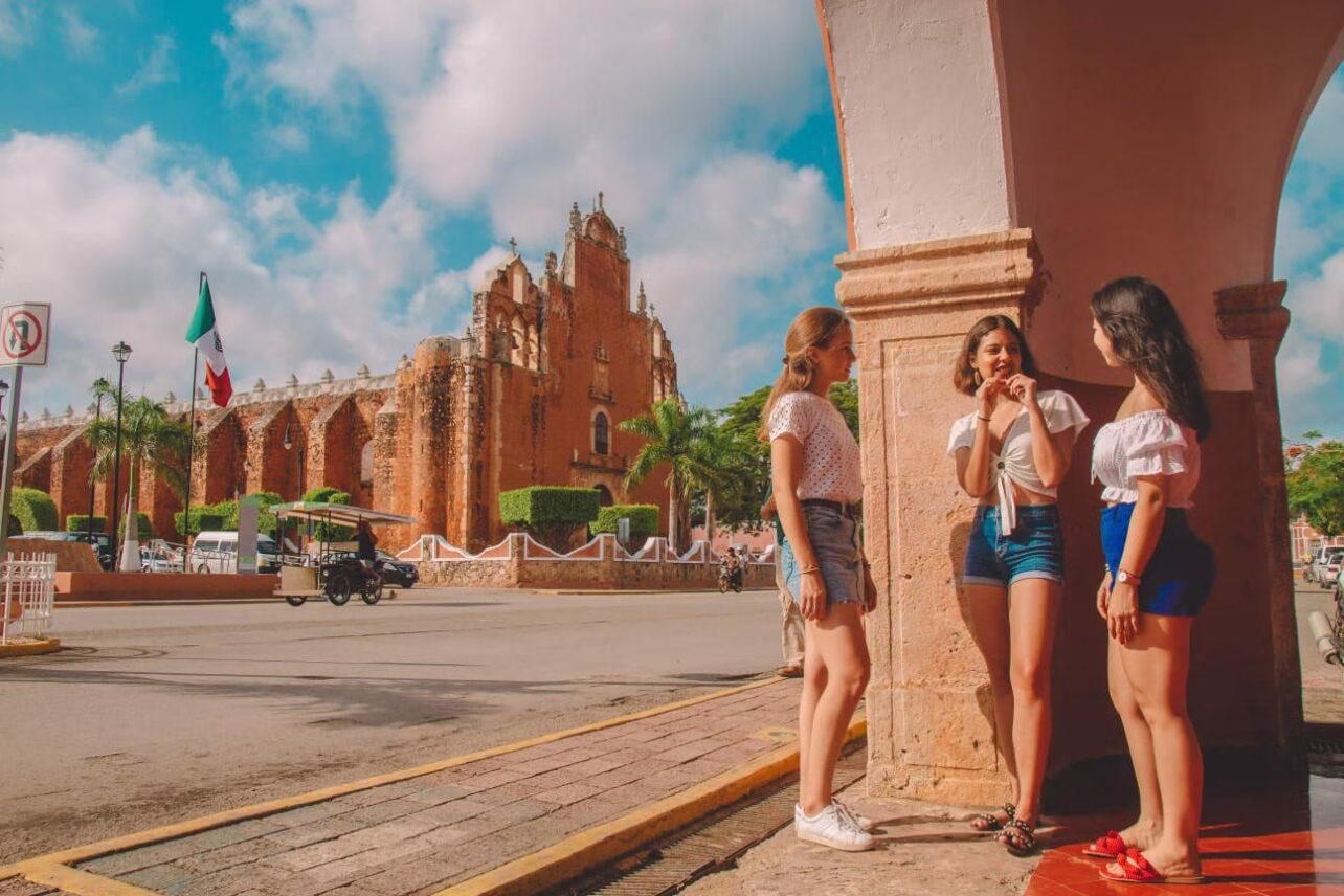 México recibe 5 millones de mujeres en el 1er semestre de 2025, 1.8% más que en 2024 La secretaria de Turismo del Gobierno de México, Josefina Rodríguez Zamora, informó que durante el primer semestre de 2025 ingresaron a nuestro país 5 millones 695 mil mujeres vía aérea, lo que representa el 51.7 por ciento del total de turistas internacionales, así como un incremento de 1.8 por ciento en comparación con el mismo periodo de 2024. https://larevistadelsureste.com México recibe 5 millones de mujeres en el 1er semestre de 2025, 1.8% más que en 2024 La secretaria de Turismo del Gobierno de México, Josefina Rodríguez Zamora, informó que durante el primer semestre de 2025 ingresaron a nuestro país 5 millones 695 mil mujeres vía aérea, lo que representa el 51.7 por ciento del total de turistas internacionales, así como un incremento de 1.8 por ciento en comparación con el mismo periodo de 2024. https://larevistadelsureste.com