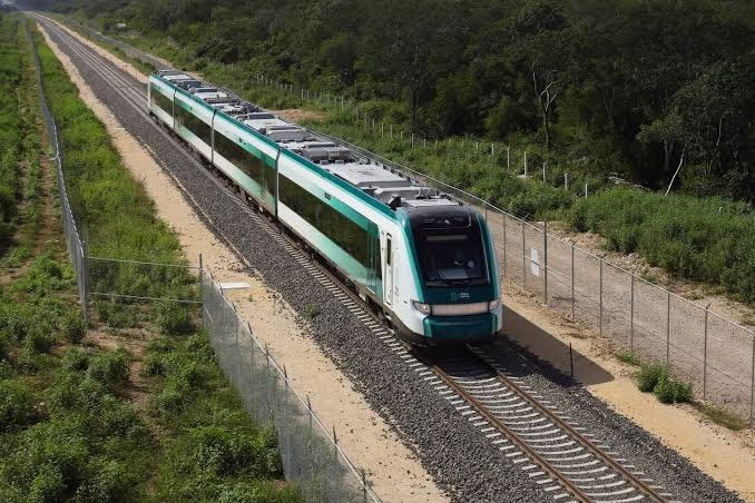 Óscar Lozano confirma que Tren Maya opera con normalidad tras incidente en Yucatán El director general del Tren Maya, Óscar David Lozano Águila, aclaró este martes 19 de agosto que el hecho registrado en la estación Izamal, Yucatán, no se trató de un descarrilamiento, sino de un percance menor en la vía. https://larevistadelsureste.com