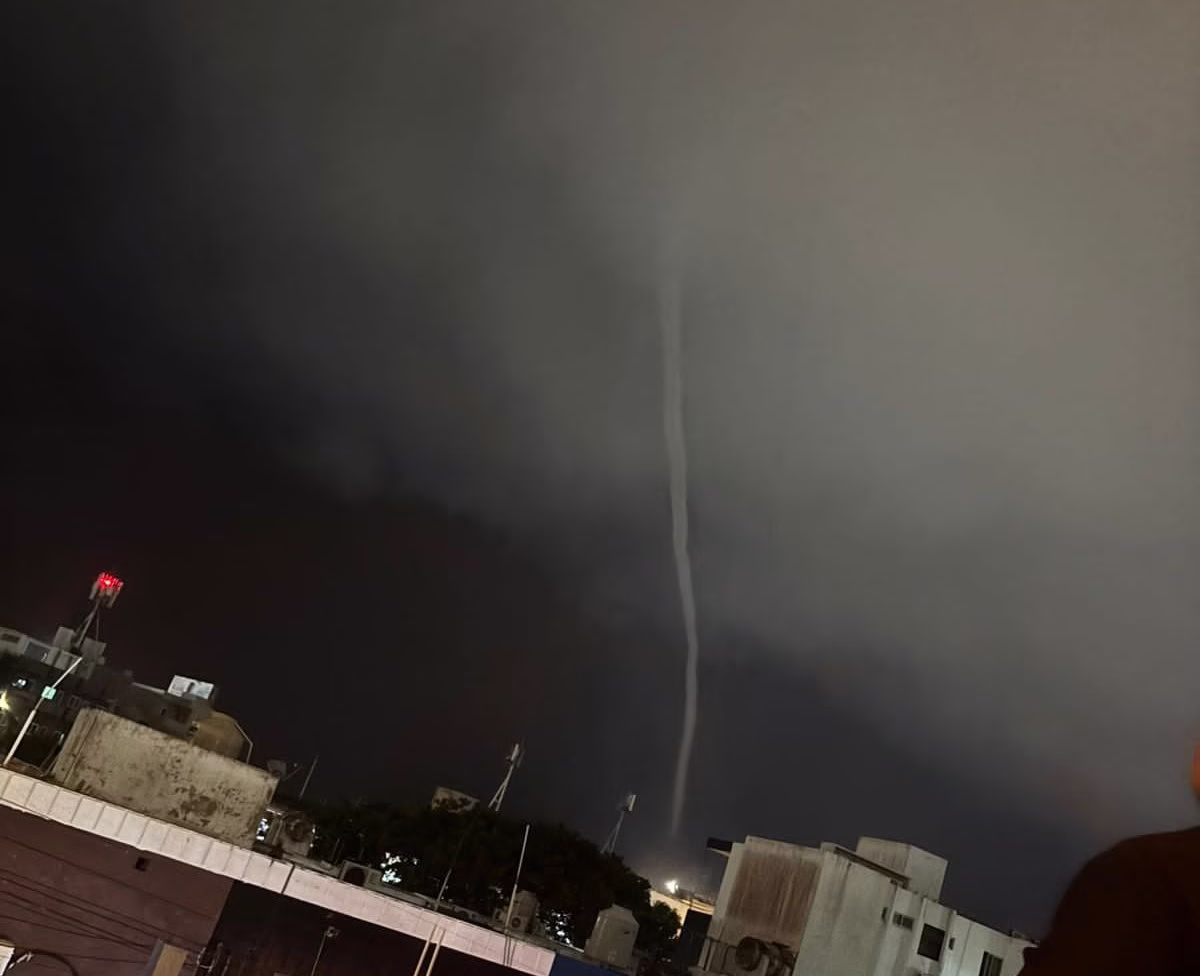 Ciudadanos captan tromba marina en Boca del Río, Veracruz La noche de este viernes, un fenómeno meteorológico tan impresionante como inusual dejó atónitos a locales y turistas en el municipio de Boca del Río, Veracruz. Una tromba marina, también conocida como remolino de agua tipo tornado, se formó frente a la costa, muy cerca del emblemático Hotel Lois. https://larevistadelsureste.com Ciudadanos captan tromba marina en Boca del Río, Veracruz La noche de este viernes, un fenómeno meteorológico tan impresionante como inusual dejó atónitos a locales y turistas en el municipio de Boca del Río, Veracruz. Una tromba marina, también conocida como remolino de agua tipo tornado, se formó frente a la costa, muy cerca del emblemático Hotel Lois. https://larevistadelsureste.com