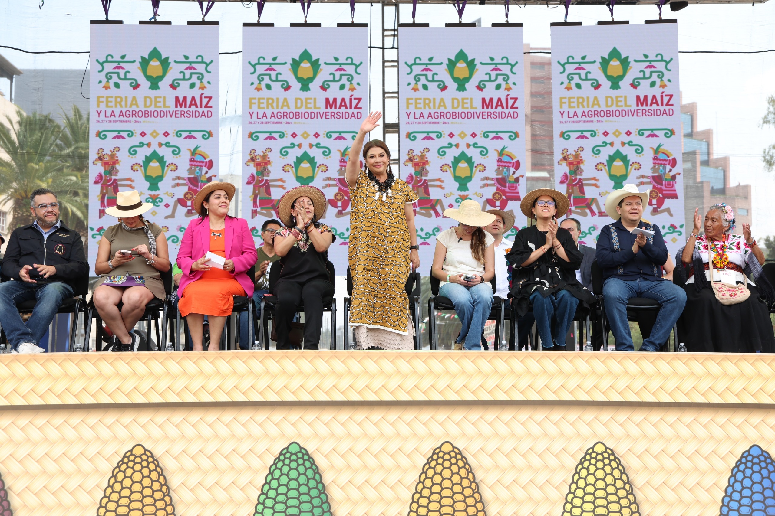 Tradición, cultura y sabor: Clara Brugada inaugura la Feria del Maíz y Agrobiodiversidad en el Monumento a la Revolución
