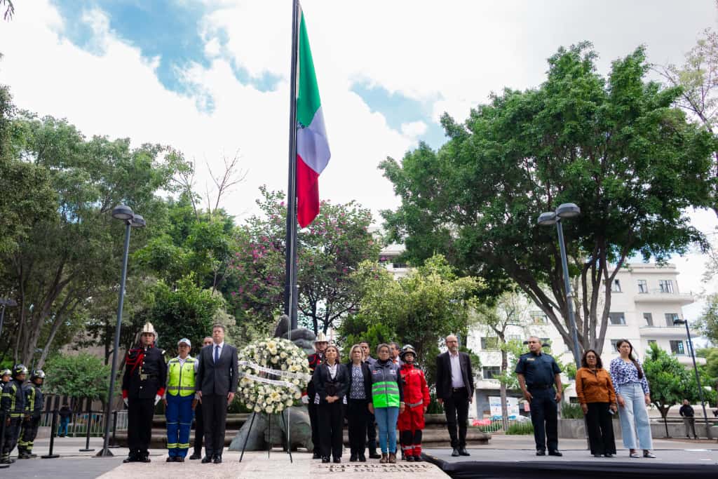 Clara Brugada rinde homenaje a víctimas y rescatistas de los sismos de 1985 y 2017