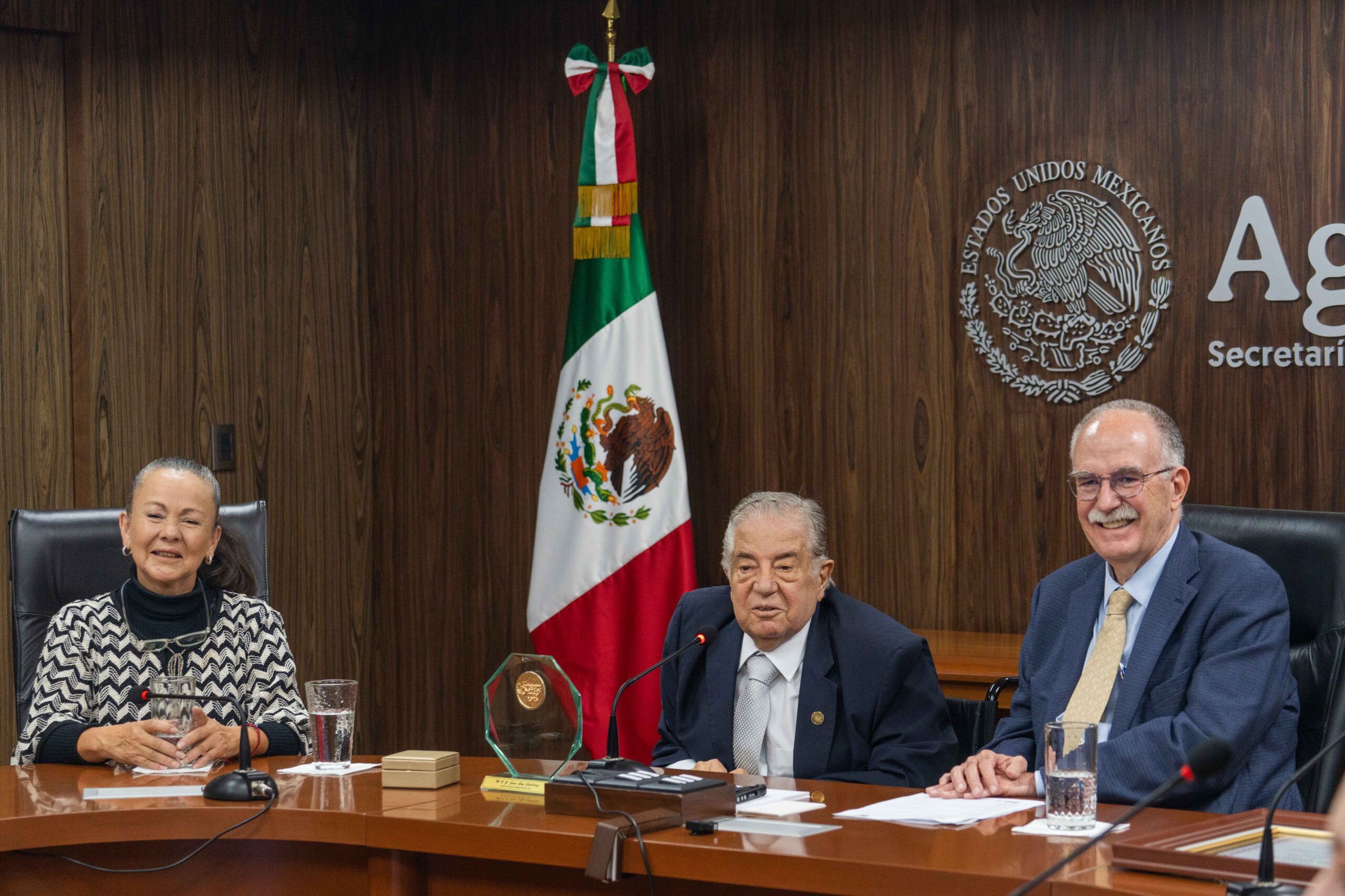 Juan Gay Gutiérrez, líder histórico de la sanidad animal, recibe el Premio Nacional 2025 El médico veterinario zootecnista Juan Gay Gutiérrez fue reconocido con el Premio Nacional de Sanidad Animal 2025 (PNSA) por su destacada trayectoria de más de cinco décadas protegiendo el patrimonio agropecuario de México. Durante la ceremonia el secretario de Agricultura y Desarrollo Rural, Julio Berdegué Sacristán, destacó que los sanitaristas son los héroes anónimos cuya labor asegura la seguridad alimentaria del país y fortalece su posición como décima potencia agroalimentaria mundial. https://larevistadelsureste.com Juan Gay Gutiérrez, líder histórico de la sanidad animal, recibe el Premio Nacional 2025 El médico veterinario zootecnista Juan Gay Gutiérrez fue reconocido con el Premio Nacional de Sanidad Animal 2025 (PNSA) por su destacada trayectoria de más de cinco décadas protegiendo el patrimonio agropecuario de México. Durante la ceremonia el secretario de Agricultura y Desarrollo Rural, Julio Berdegué Sacristán, destacó que los sanitaristas son los héroes anónimos cuya labor asegura la seguridad alimentaria del país y fortalece su posición como décima potencia agroalimentaria mundial. https://larevistadelsureste.com