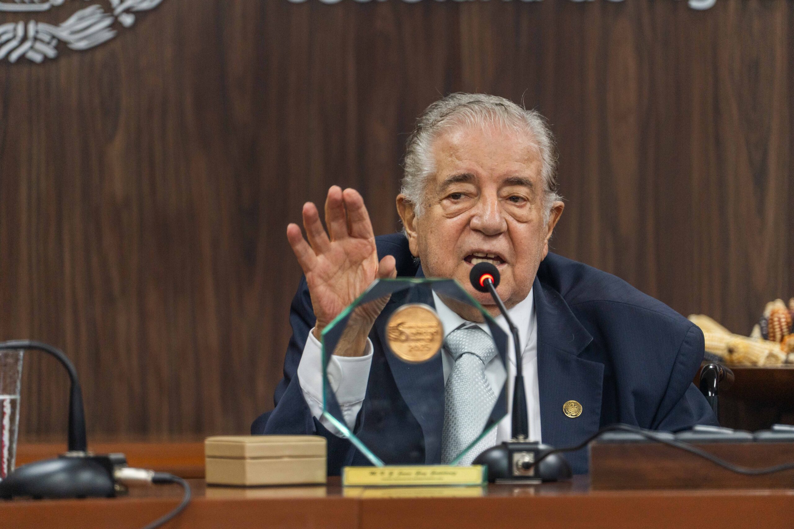 Juan Gay Gutiérrez, líder histórico de la sanidad animal, recibe el Premio Nacional 2025 El médico veterinario zootecnista Juan Gay Gutiérrez fue reconocido con el Premio Nacional de Sanidad Animal 2025 (PNSA) por su destacada trayectoria de más de cinco décadas protegiendo el patrimonio agropecuario de México. Durante la ceremonia el secretario de Agricultura y Desarrollo Rural, Julio Berdegué Sacristán, destacó que los sanitaristas son los héroes anónimos cuya labor asegura la seguridad alimentaria del país y fortalece su posición como décima potencia agroalimentaria mundial. https://larevistadelsureste.com Juan Gay Gutiérrez, líder histórico de la sanidad animal, recibe el Premio Nacional 2025 El médico veterinario zootecnista Juan Gay Gutiérrez fue reconocido con el Premio Nacional de Sanidad Animal 2025 (PNSA) por su destacada trayectoria de más de cinco décadas protegiendo el patrimonio agropecuario de México. Durante la ceremonia el secretario de Agricultura y Desarrollo Rural, Julio Berdegué Sacristán, destacó que los sanitaristas son los héroes anónimos cuya labor asegura la seguridad alimentaria del país y fortalece su posición como décima potencia agroalimentaria mundial. https://larevistadelsureste.com