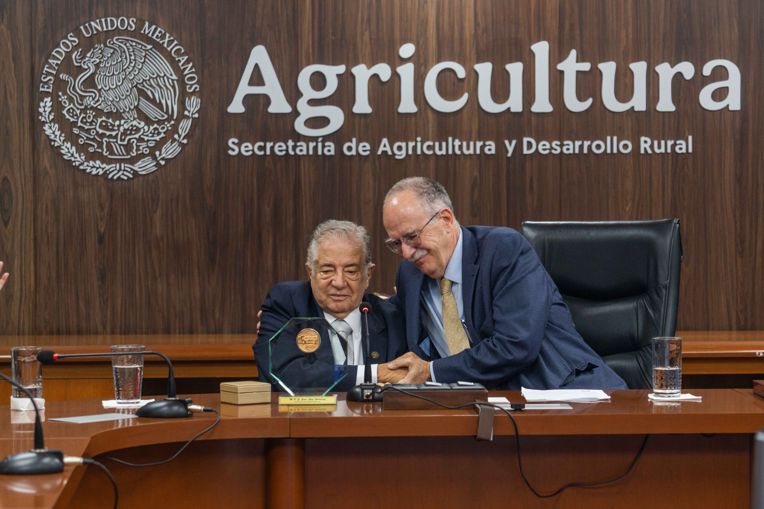 Juan Gay Gutiérrez, líder histórico de la sanidad animal, recibe el Premio Nacional 2025 El médico veterinario zootecnista Juan Gay Gutiérrez fue reconocido con el Premio Nacional de Sanidad Animal 2025 (PNSA) por su destacada trayectoria de más de cinco décadas protegiendo el patrimonio agropecuario de México. Durante la ceremonia el secretario de Agricultura y Desarrollo Rural, Julio Berdegué Sacristán, destacó que los sanitaristas son los héroes anónimos cuya labor asegura la seguridad alimentaria del país y fortalece su posición como décima potencia agroalimentaria mundial. https://larevistadelsureste.com Juan Gay Gutiérrez, líder histórico de la sanidad animal, recibe el Premio Nacional 2025 El médico veterinario zootecnista Juan Gay Gutiérrez fue reconocido con el Premio Nacional de Sanidad Animal 2025 (PNSA) por su destacada trayectoria de más de cinco décadas protegiendo el patrimonio agropecuario de México. Durante la ceremonia el secretario de Agricultura y Desarrollo Rural, Julio Berdegué Sacristán, destacó que los sanitaristas son los héroes anónimos cuya labor asegura la seguridad alimentaria del país y fortalece su posición como décima potencia agroalimentaria mundial. https://larevistadelsureste.com