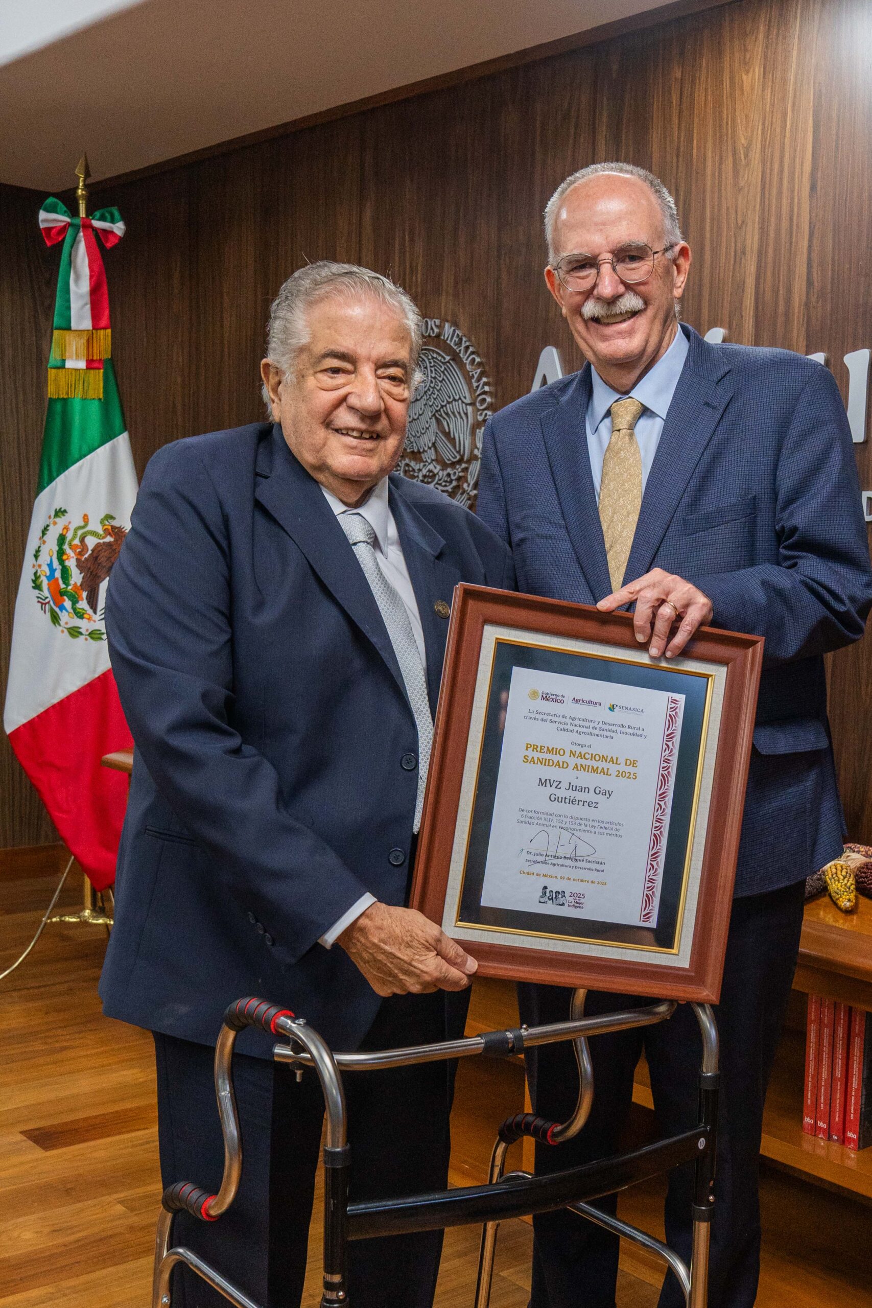 Juan Gay Gutiérrez, líder histórico de la sanidad animal, recibe el Premio Nacional 2025 El médico veterinario zootecnista Juan Gay Gutiérrez fue reconocido con el Premio Nacional de Sanidad Animal 2025 (PNSA) por su destacada trayectoria de más de cinco décadas protegiendo el patrimonio agropecuario de México. Durante la ceremonia el secretario de Agricultura y Desarrollo Rural, Julio Berdegué Sacristán, destacó que los sanitaristas son los héroes anónimos cuya labor asegura la seguridad alimentaria del país y fortalece su posición como décima potencia agroalimentaria mundial. https://larevistadelsureste.com Juan Gay Gutiérrez, líder histórico de la sanidad animal, recibe el Premio Nacional 2025 El médico veterinario zootecnista Juan Gay Gutiérrez fue reconocido con el Premio Nacional de Sanidad Animal 2025 (PNSA) por su destacada trayectoria de más de cinco décadas protegiendo el patrimonio agropecuario de México. Durante la ceremonia el secretario de Agricultura y Desarrollo Rural, Julio Berdegué Sacristán, destacó que los sanitaristas son los héroes anónimos cuya labor asegura la seguridad alimentaria del país y fortalece su posición como décima potencia agroalimentaria mundial. https://larevistadelsureste.com