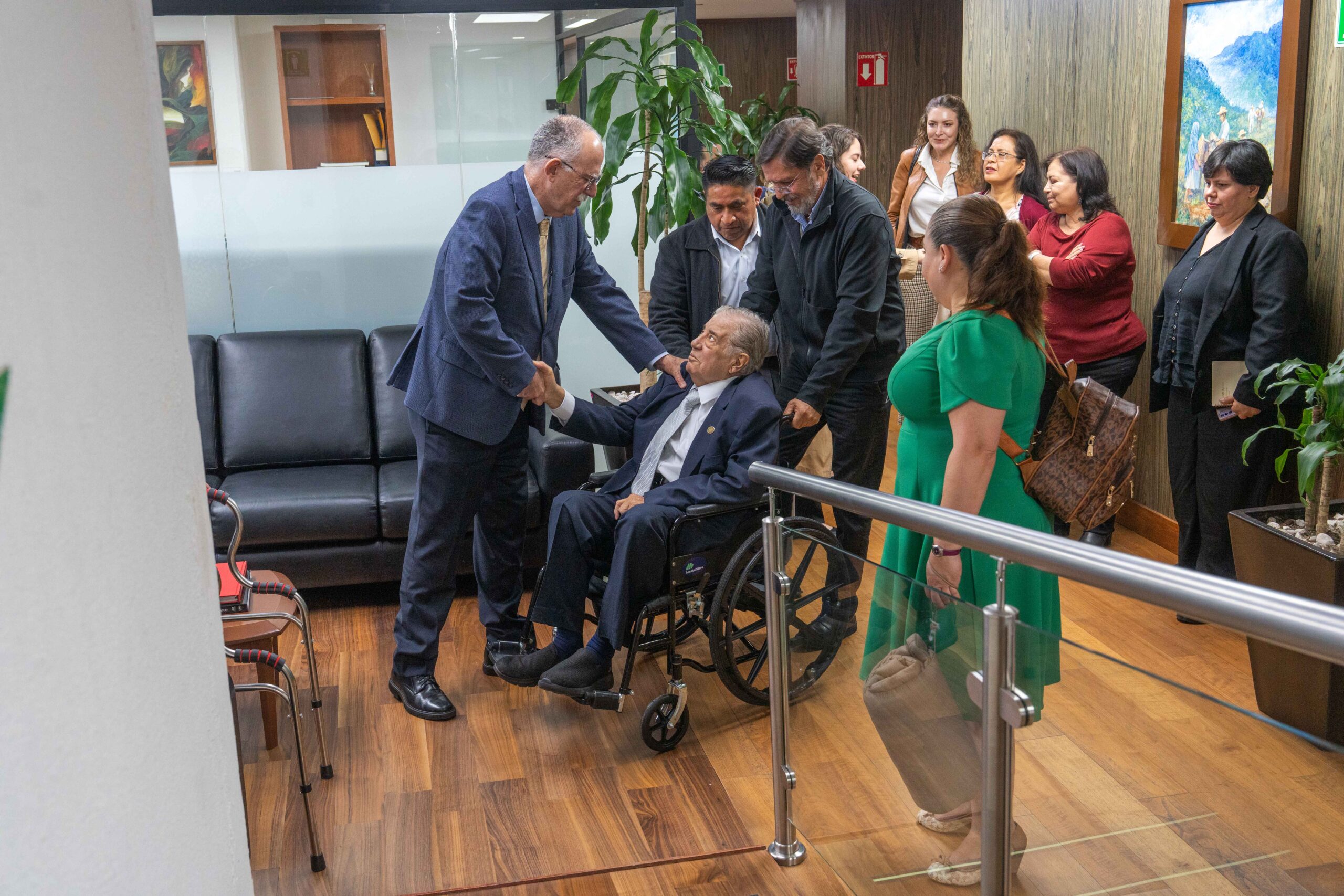 Juan Gay Gutiérrez, líder histórico de la sanidad animal, recibe el Premio Nacional 2025 El médico veterinario zootecnista Juan Gay Gutiérrez fue reconocido con el Premio Nacional de Sanidad Animal 2025 (PNSA) por su destacada trayectoria de más de cinco décadas protegiendo el patrimonio agropecuario de México. Durante la ceremonia el secretario de Agricultura y Desarrollo Rural, Julio Berdegué Sacristán, destacó que los sanitaristas son los héroes anónimos cuya labor asegura la seguridad alimentaria del país y fortalece su posición como décima potencia agroalimentaria mundial. https://larevistadelsureste.com Juan Gay Gutiérrez, líder histórico de la sanidad animal, recibe el Premio Nacional 2025 El médico veterinario zootecnista Juan Gay Gutiérrez fue reconocido con el Premio Nacional de Sanidad Animal 2025 (PNSA) por su destacada trayectoria de más de cinco décadas protegiendo el patrimonio agropecuario de México. Durante la ceremonia el secretario de Agricultura y Desarrollo Rural, Julio Berdegué Sacristán, destacó que los sanitaristas son los héroes anónimos cuya labor asegura la seguridad alimentaria del país y fortalece su posición como décima potencia agroalimentaria mundial. https://larevistadelsureste.com