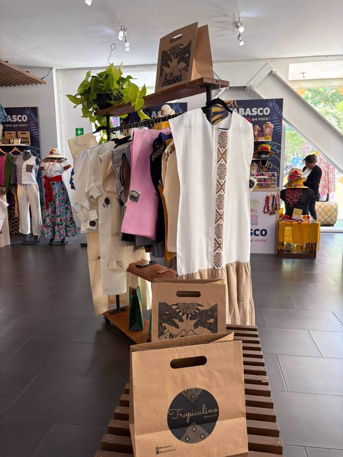 Tabasco deslumbra en Punto México con una muestra que combina tradición, arte y sabor Tabasco, tierra de cacao, naturaleza y cultura, vuelve a posicionarse en el escenario nacional gracias a su destacada participación en Punto México, el escaparate turístico y artesanal impulsado por la Secretaría de Turismo federal, donde cada estado del país presenta lo mejor de su identidad y riqueza cultural. https://larevistadelsureste.com