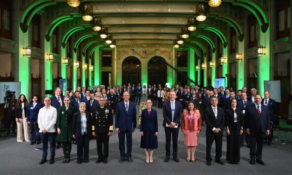 Claudia Sheinbaum presenta el Plan México ante el Foro Económico Mundial: Inversión, innovación y desarrollo estratégico La Presidenta de México, Claudia Sheinbaum Pardo, presentó ante empresarios y líderes de 17 países miembros del Foro Económico Mundial el Plan México, un proyecto integral que busca consolidar el desarrollo económico, la innovación tecnológica y la soberanía nacional en sectores estratégicos como la alimentación, la energía y la producción industrial. Durante su intervención, Sheinbaum destacó que el plan está diseñado para fortalecer el mercado interno, aumentar los salarios y promover la inversión pública y privada con el objetivo de reducir la dependencia de importaciones de países con los que México no tiene tratados comerciales. https://larevistadelsureste.com