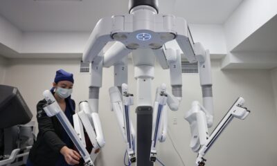 ISSSTE revoluciona la medicina pública: Exitosas cirugías con el nuevo robot Da Vinci Xi en el Centro Médico Nacional “20 de Noviembre” El Centro Médico Nacional (CMN) “20 de Noviembre” del ISSSTE alcanzó un importante avance tecnológico al realizar dos exitosas cirugías robóticas con el nuevo robot Da Vinci Xi, el sistema más avanzado en el país para procedimientos mínimamente invasivos. Estas intervenciones, realizadas a dos mujeres derechohabientes de 42 y 29 años diagnosticadas con miomatosis uterina supernumeraria y endometriosis severa, respectivamente marcan un paso firme hacia una nueva era en la atención médica pública. https://larevistadelsureste.com