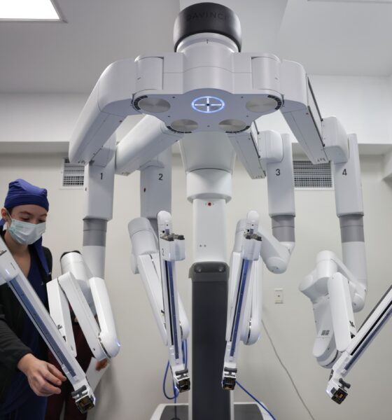 ISSSTE revoluciona la medicina pública: Exitosas cirugías con el nuevo robot Da Vinci Xi en el Centro Médico Nacional “20 de Noviembre” El Centro Médico Nacional (CMN) “20 de Noviembre” del ISSSTE alcanzó un importante avance tecnológico al realizar dos exitosas cirugías robóticas con el nuevo robot Da Vinci Xi, el sistema más avanzado en el país para procedimientos mínimamente invasivos. Estas intervenciones, realizadas a dos mujeres derechohabientes de 42 y 29 años diagnosticadas con miomatosis uterina supernumeraria y endometriosis severa, respectivamente marcan un paso firme hacia una nueva era en la atención médica pública. https://larevistadelsureste.com