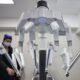 ISSSTE revoluciona la medicina pública: Exitosas cirugías con el nuevo robot Da Vinci Xi en el Centro Médico Nacional “20 de Noviembre” El Centro Médico Nacional (CMN) “20 de Noviembre” del ISSSTE alcanzó un importante avance tecnológico al realizar dos exitosas cirugías robóticas con el nuevo robot Da Vinci Xi, el sistema más avanzado en el país para procedimientos mínimamente invasivos. Estas intervenciones, realizadas a dos mujeres derechohabientes de 42 y 29 años diagnosticadas con miomatosis uterina supernumeraria y endometriosis severa, respectivamente marcan un paso firme hacia una nueva era en la atención médica pública. https://larevistadelsureste.com