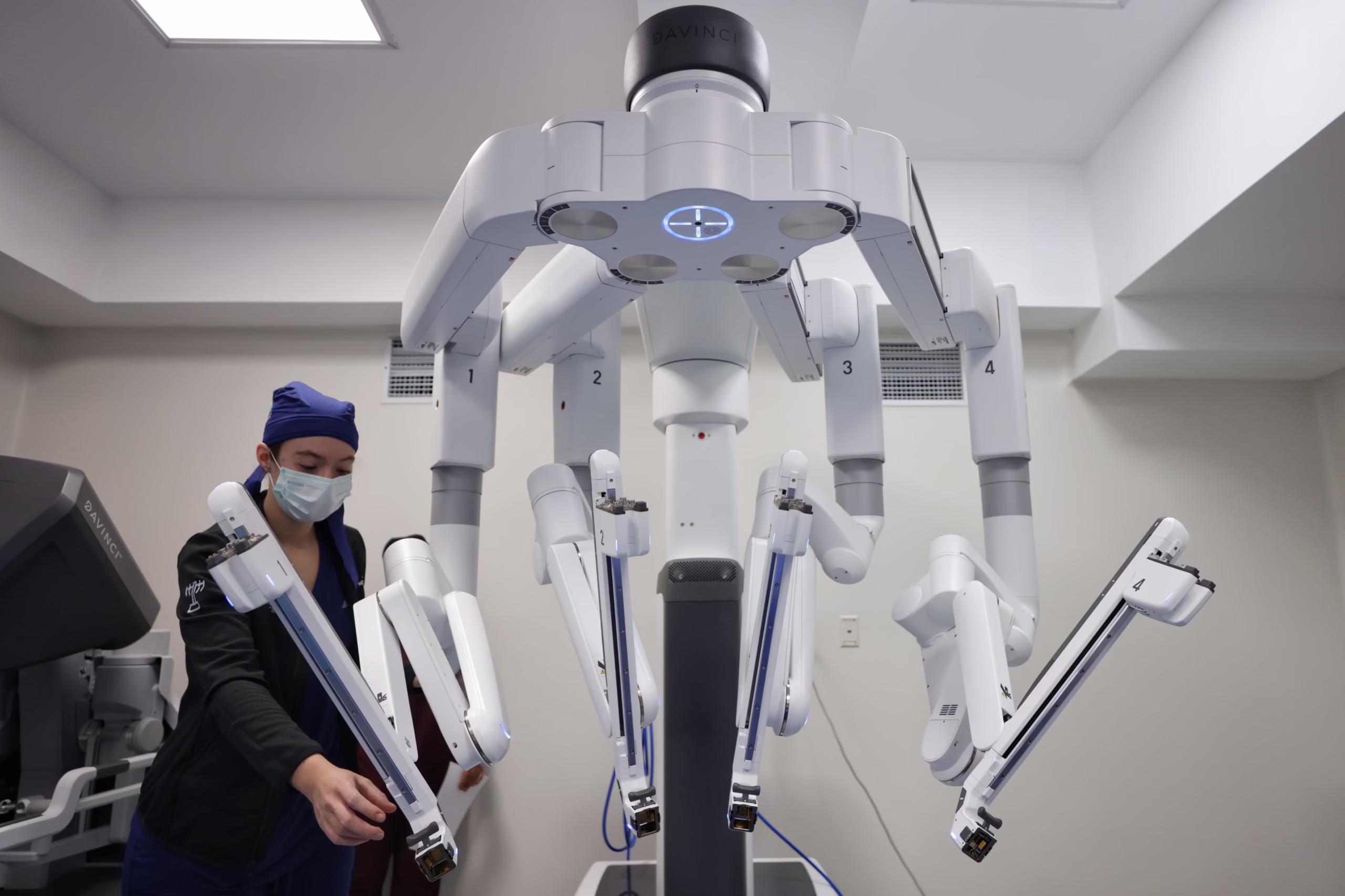 ISSSTE revoluciona la medicina pública: Exitosas cirugías con el nuevo robot Da Vinci Xi en el Centro Médico Nacional “20 de Noviembre” El Centro Médico Nacional (CMN) “20 de Noviembre” del ISSSTE alcanzó un importante avance tecnológico al realizar dos exitosas cirugías robóticas con el nuevo robot Da Vinci Xi, el sistema más avanzado en el país para procedimientos mínimamente invasivos. Estas intervenciones, realizadas a dos mujeres derechohabientes de 42 y 29 años diagnosticadas con miomatosis uterina supernumeraria y endometriosis severa, respectivamente marcan un paso firme hacia una nueva era en la atención médica pública. https://larevistadelsureste.com ISSSTE revoluciona la medicina pública: Exitosas cirugías con el nuevo robot Da Vinci Xi en el Centro Médico Nacional “20 de Noviembre” El Centro Médico Nacional (CMN) “20 de Noviembre” del ISSSTE alcanzó un importante avance tecnológico al realizar dos exitosas cirugías robóticas con el nuevo robot Da Vinci Xi, el sistema más avanzado en el país para procedimientos mínimamente invasivos. Estas intervenciones, realizadas a dos mujeres derechohabientes de 42 y 29 años diagnosticadas con miomatosis uterina supernumeraria y endometriosis severa, respectivamente marcan un paso firme hacia una nueva era en la atención médica pública. https://larevistadelsureste.com