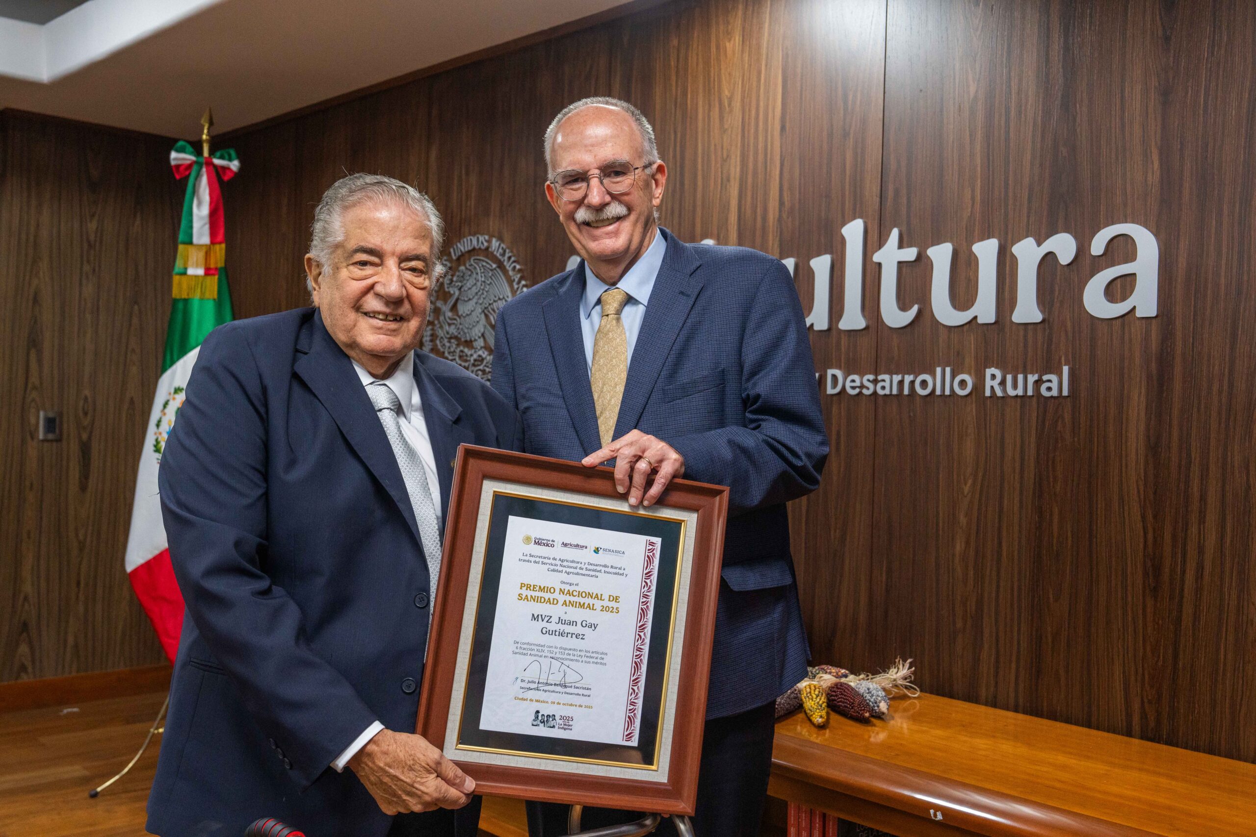 Juan Gay Gutiérrez, líder histórico de la sanidad animal, recibe el Premio Nacional 2025 El médico veterinario zootecnista Juan Gay Gutiérrez fue reconocido con el Premio Nacional de Sanidad Animal 2025 (PNSA) por su destacada trayectoria de más de cinco décadas protegiendo el patrimonio agropecuario de México. Durante la ceremonia el secretario de Agricultura y Desarrollo Rural, Julio Berdegué Sacristán, destacó que los sanitaristas son los héroes anónimos cuya labor asegura la seguridad alimentaria del país y fortalece su posición como décima potencia agroalimentaria mundial. https://larevistadelsureste.com Juan Gay Gutiérrez, líder histórico de la sanidad animal, recibe el Premio Nacional 2025 El médico veterinario zootecnista Juan Gay Gutiérrez fue reconocido con el Premio Nacional de Sanidad Animal 2025 (PNSA) por su destacada trayectoria de más de cinco décadas protegiendo el patrimonio agropecuario de México. Durante la ceremonia el secretario de Agricultura y Desarrollo Rural, Julio Berdegué Sacristán, destacó que los sanitaristas son los héroes anónimos cuya labor asegura la seguridad alimentaria del país y fortalece su posición como décima potencia agroalimentaria mundial. https://larevistadelsureste.com