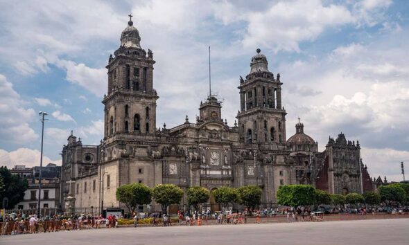 La 7ª Feria de los Barrios del Centro Histórico: Tradición, gastronomía y cultura en un solo lugar El Gobierno de la Ciudad de México, a través del Fideicomiso Centro Histórico (FCH), organiza la 7ª Feria de los Barrios del Centro Histórico, que se realizará del 15 al 19 de octubre en Plaza Tolsá. Este evento tiene como objetivo preservar los oficios tradicionales, la gastronomía emblemática y la identidad cultural de los barrios históricos de la capital, consolidando la memoria viva de la Ciudad de México como patrimonio intangible y fortaleciendo la participación comunitaria. https://larevistadelsureste.com