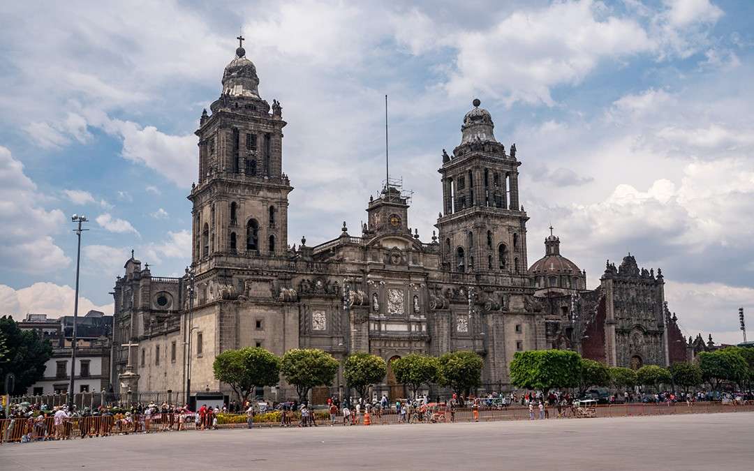 La 7ª Feria de los Barrios del Centro Histórico: Tradición, gastronomía y cultura en un solo lugar El Gobierno de la Ciudad de México, a través del Fideicomiso Centro Histórico (FCH), organiza la 7ª Feria de los Barrios del Centro Histórico, que se realizará del 15 al 19 de octubre en Plaza Tolsá. Este evento tiene como objetivo preservar los oficios tradicionales, la gastronomía emblemática y la identidad cultural de los barrios históricos de la capital, consolidando la memoria viva de la Ciudad de México como patrimonio intangible y fortaleciendo la participación comunitaria. https://larevistadelsureste.com La 7ª Feria de los Barrios del Centro Histórico: Tradición, gastronomía y cultura en un solo lugar El Gobierno de la Ciudad de México, a través del Fideicomiso Centro Histórico (FCH), organiza la 7ª Feria de los Barrios del Centro Histórico, que se realizará del 15 al 19 de octubre en Plaza Tolsá. Este evento tiene como objetivo preservar los oficios tradicionales, la gastronomía emblemática y la identidad cultural de los barrios históricos de la capital, consolidando la memoria viva de la Ciudad de México como patrimonio intangible y fortaleciendo la participación comunitaria. https://larevistadelsureste.com