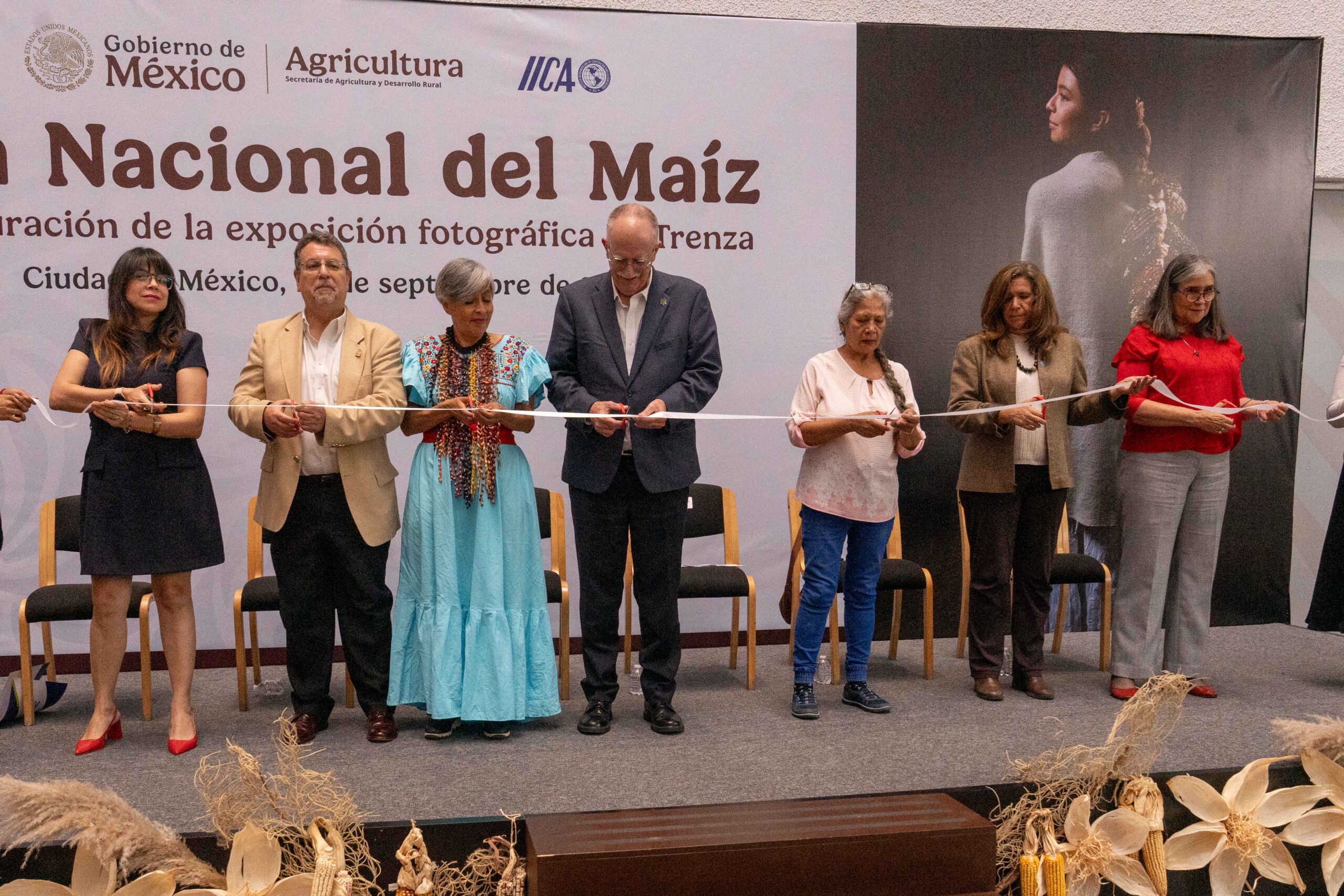 "La Trenza": La exposición que celebra a los guardianes del maíz mexicano y su legado ancestral Una muestra fotográfica de Malena Díaz rinde homenaje al maíz nativo ya las comunidades que mantienen viva la tradición milenaria de la milpa en México. https://larevistadelsureste.com