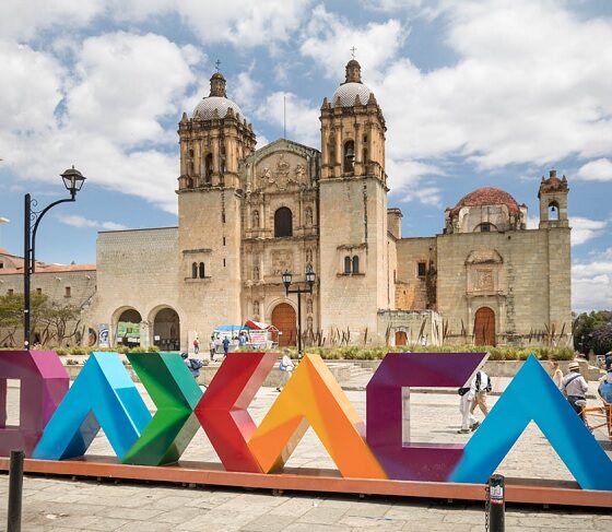 “Oaxaca y Puerto Escondido nominados en los Food and Travel Reader Awards 2025 como los mejores destinos de México” Oaxaca, una tierra que cautiva con sus sabores, colores y tradiciones, vuelve a ser protagonista en el panorama turístico y gastronómico nacional. En la décima edición de los Food and Travel Reader Awards 2025, el estado ha sido nominado como “Mejor Destino Gastronómico de México”, mientras que Puerto Escondido compite en la categoría de “Mejor Destino de México”. https://larevistadelsureste.com