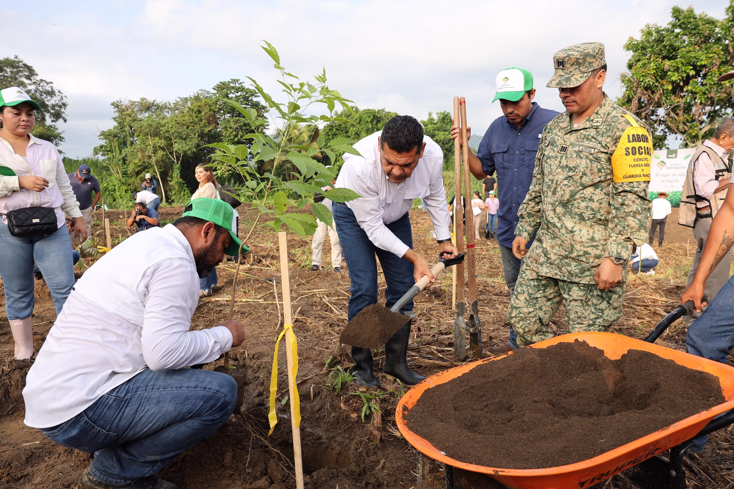 ¡Tabasco verde! Pueblo y gobierno superan 2.7 millones de árboles sembrados en histórica jornada Tabasco demostró este octubre que el compromiso con el medio ambiente es una prioridad para su gobierno y su ciudadanía. La Jornada de Reforestación 2025, encabezada por el gobernador Javier May Rodríguez en la piscifactoría “José Narciso Rovirosa” de Teapa, logró superar la meta inicial de 2.4 millones de árboles, alcanzando 2,737,034 ejemplares sembrados en todo el estado. La participación ciudadana de más de 18 mil personas, escuelas de todos los niveles y más de 50 empresas, fue clave para convertir esta actividad en un verdadero hito ambiental. https://larevistadelsureste.com ¡Tabasco verde! Pueblo y gobierno superan 2.7 millones de árboles sembrados en histórica jornada Tabasco demostró este octubre que el compromiso con el medio ambiente es una prioridad para su gobierno y su ciudadanía. La Jornada de Reforestación 2025, encabezada por el gobernador Javier May Rodríguez en la piscifactoría “José Narciso Rovirosa” de Teapa, logró superar la meta inicial de 2.4 millones de árboles, alcanzando 2,737,034 ejemplares sembrados en todo el estado. La participación ciudadana de más de 18 mil personas, escuelas de todos los niveles y más de 50 empresas, fue clave para convertir esta actividad en un verdadero hito ambiental. https://larevistadelsureste.com