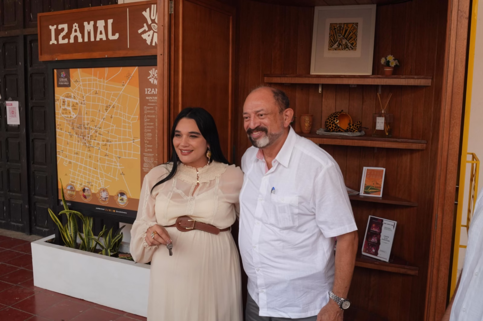 Yucatán renace con color: Rutas mágicas transformará seis pueblos turísticos con inversión de 3.7 millones de pesos El acto de arranque fue encabezado por Darío Flota Ocampo, titular de la Sefotur; Melissa Puga Rodríguez, presidenta municipal de Izamal; Akram Daniel Castillo Cárdenas, subdirector general de Corazón Urbano; Shirley Edith Castillo Sánchez, directora general del DIF Yucatán, y Raúl Alejandro Paz Noriega, subsecretario de Desarrollo Turístico Sustentable de Sefotur. https://larevistadelsureste.com
