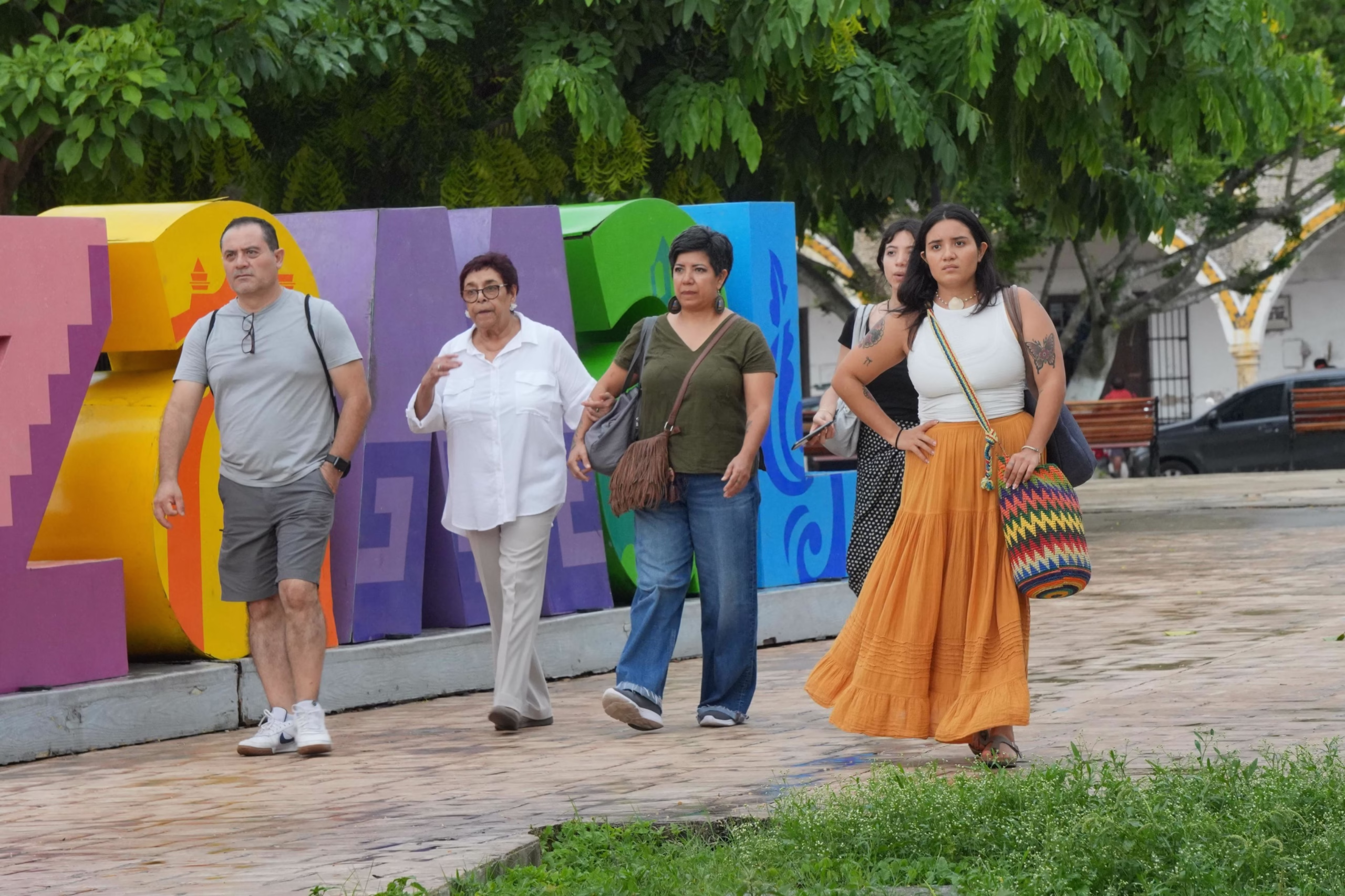 Yucatán renace con color: Rutas mágicas transformará seis pueblos turísticos con inversión de 3.7 millones de pesos El acto de arranque fue encabezado por Darío Flota Ocampo, titular de la Sefotur; Melissa Puga Rodríguez, presidenta municipal de Izamal; Akram Daniel Castillo Cárdenas, subdirector general de Corazón Urbano; Shirley Edith Castillo Sánchez, directora general del DIF Yucatán, y Raúl Alejandro Paz Noriega, subsecretario de Desarrollo Turístico Sustentable de Sefotur. https://larevistadelsureste.com