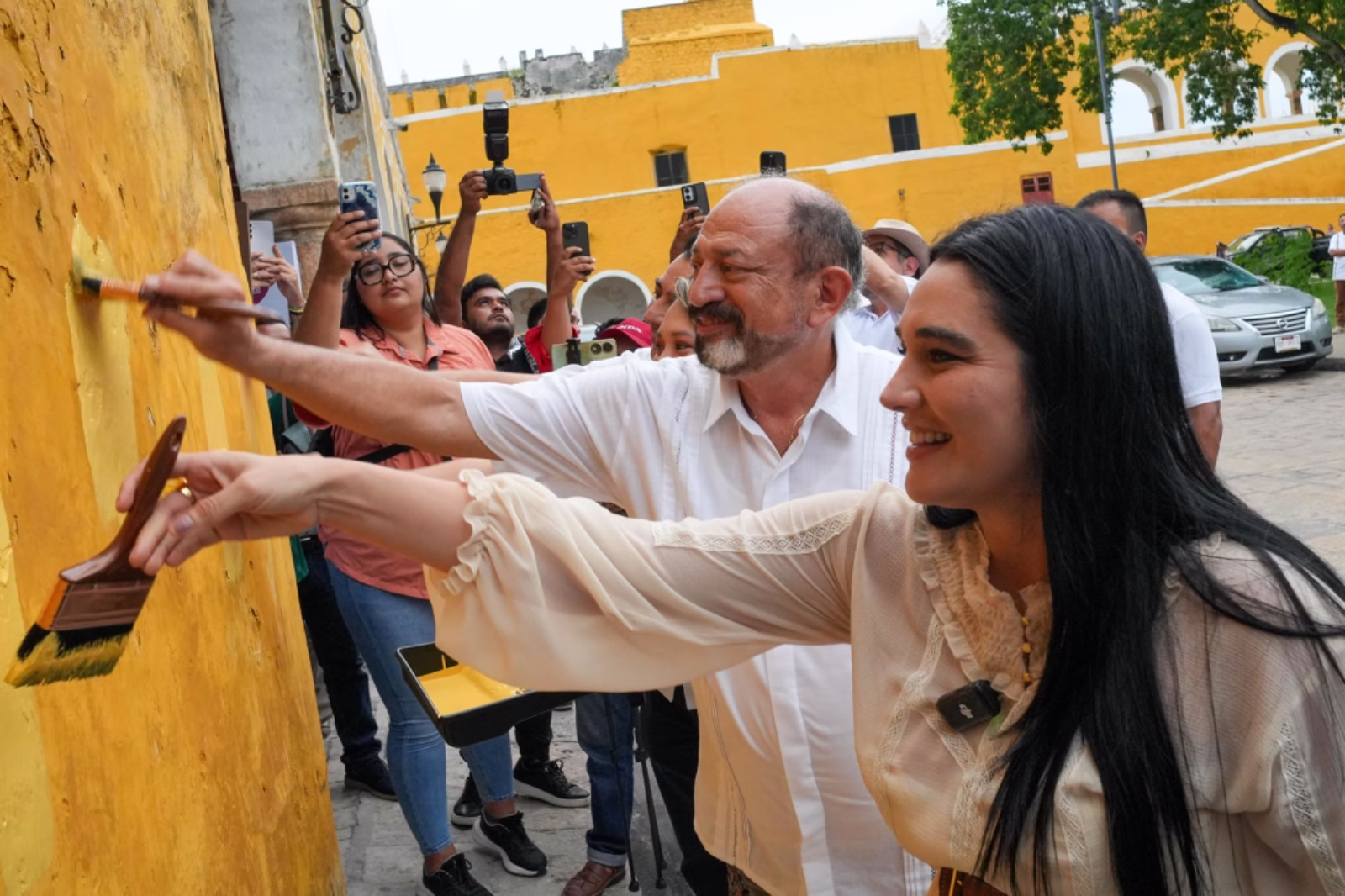 Yucatán renace con color: Rutas mágicas transformará seis pueblos turísticos con inversión de 3.7 millones de pesos El acto de arranque fue encabezado por Darío Flota Ocampo, titular de la Sefotur; Melissa Puga Rodríguez, presidenta municipal de Izamal; Akram Daniel Castillo Cárdenas, subdirector general de Corazón Urbano; Shirley Edith Castillo Sánchez, directora general del DIF Yucatán, y Raúl Alejandro Paz Noriega, subsecretario de Desarrollo Turístico Sustentable de Sefotur. https://larevistadelsureste.com