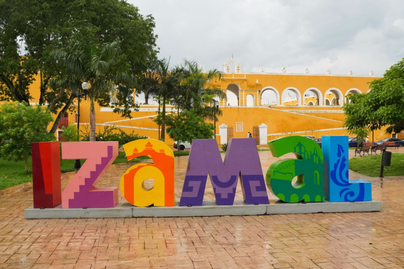 Yucatán renace con color: Rutas mágicas transformará seis pueblos turísticos con inversión de 3.7 millones de pesos El acto de arranque fue encabezado por Darío Flota Ocampo, titular de la Sefotur; Melissa Puga Rodríguez, presidenta municipal de Izamal; Akram Daniel Castillo Cárdenas, subdirector general de Corazón Urbano; Shirley Edith Castillo Sánchez, directora general del DIF Yucatán, y Raúl Alejandro Paz Noriega, subsecretario de Desarrollo Turístico Sustentable de Sefotur. https://larevistadelsureste.com