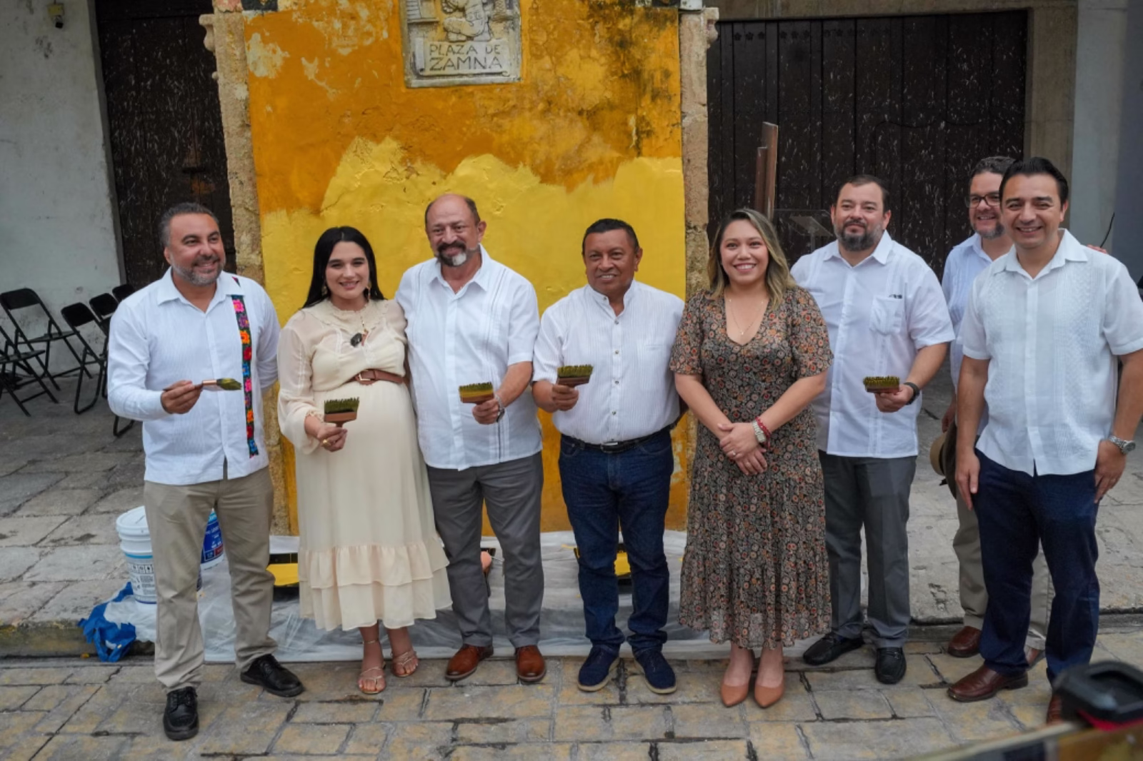 Yucatán renace con color: Rutas mágicas transformará seis pueblos turísticos con inversión de 3.7 millones de pesos El acto de arranque fue encabezado por Darío Flota Ocampo, titular de la Sefotur; Melissa Puga Rodríguez, presidenta municipal de Izamal; Akram Daniel Castillo Cárdenas, subdirector general de Corazón Urbano; Shirley Edith Castillo Sánchez, directora general del DIF Yucatán, y Raúl Alejandro Paz Noriega, subsecretario de Desarrollo Turístico Sustentable de Sefotur. https://larevistadelsureste.com