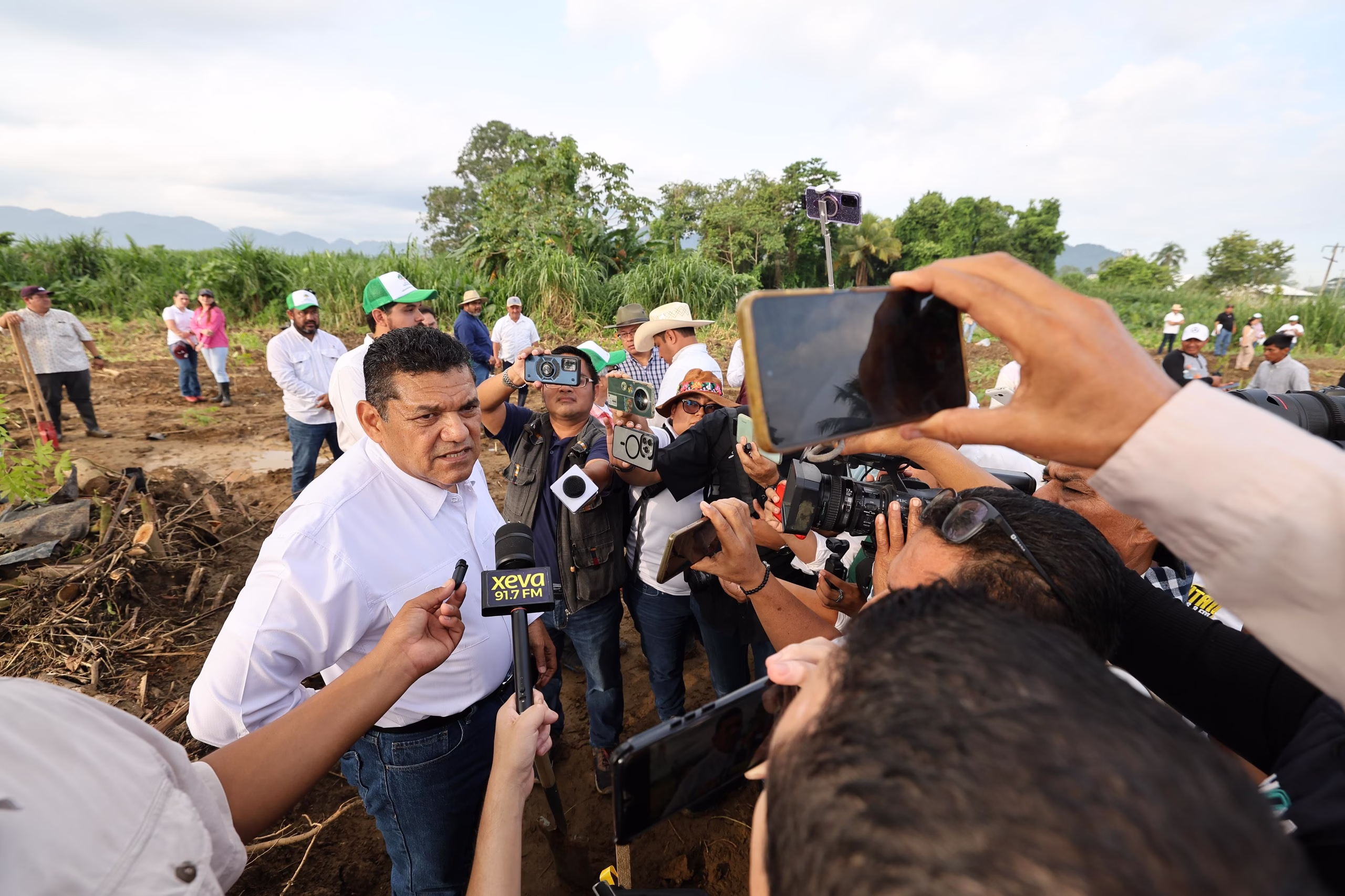 ¡Tabasco verde! Pueblo y gobierno superan 2.7 millones de árboles sembrados en histórica jornada Tabasco demostró este octubre que el compromiso con el medio ambiente es una prioridad para su gobierno y su ciudadanía. La Jornada de Reforestación 2025, encabezada por el gobernador Javier May Rodríguez en la piscifactoría “José Narciso Rovirosa” de Teapa, logró superar la meta inicial de 2.4 millones de árboles, alcanzando 2,737,034 ejemplares sembrados en todo el estado. La participación ciudadana de más de 18 mil personas, escuelas de todos los niveles y más de 50 empresas, fue clave para convertir esta actividad en un verdadero hito ambiental. https://larevistadelsureste.com ¡Tabasco verde! Pueblo y gobierno superan 2.7 millones de árboles sembrados en histórica jornada Tabasco demostró este octubre que el compromiso con el medio ambiente es una prioridad para su gobierno y su ciudadanía. La Jornada de Reforestación 2025, encabezada por el gobernador Javier May Rodríguez en la piscifactoría “José Narciso Rovirosa” de Teapa, logró superar la meta inicial de 2.4 millones de árboles, alcanzando 2,737,034 ejemplares sembrados en todo el estado. La participación ciudadana de más de 18 mil personas, escuelas de todos los niveles y más de 50 empresas, fue clave para convertir esta actividad en un verdadero hito ambiental. https://larevistadelsureste.com