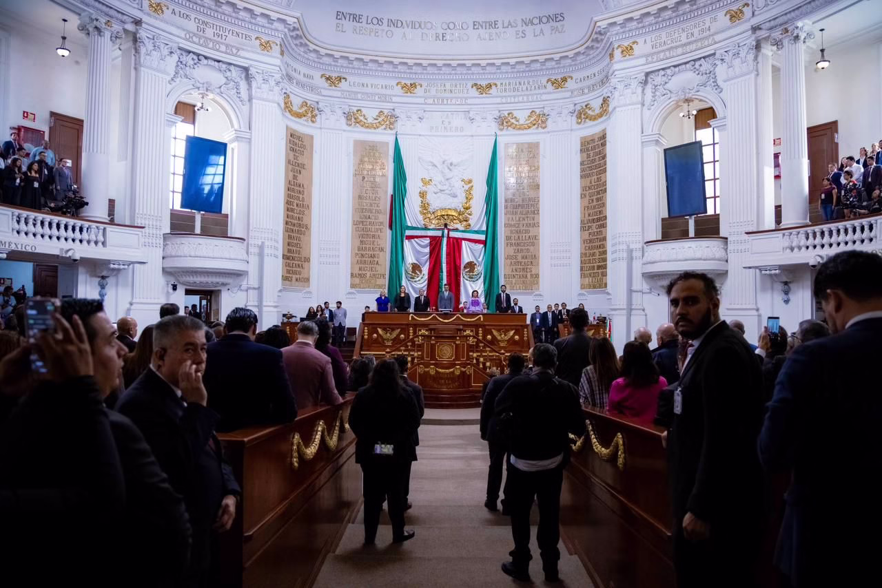 Clara Brugada rinde su Primer Informe: Estabilidad financiera, inversión récord y justicia social marcan el rumbo de la CDMX 2025 La Ciudad de México vive una nueva etapa de transformación bajo el liderazgo de Clara Brugada Molina, quien en su Primer Informe de Gobierno destacó logros históricos en materia de finanzas, seguridad, bienestar, movilidad y vivienda digna. En un acto republicano ante el Congreso capitalino, la mandataria subrayó que gobierna con honestidad, austeridad y compromiso con los sectores más necesitados. https://larevistadelsureste.com