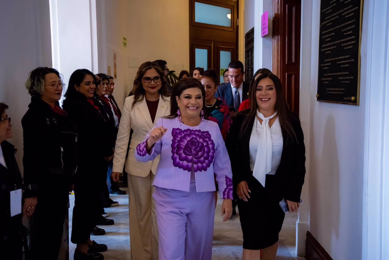 Clara Brugada rinde su Primer Informe: Estabilidad financiera, inversión récord y justicia social marcan el rumbo de la CDMX 2025 La Ciudad de México vive una nueva etapa de transformación bajo el liderazgo de Clara Brugada Molina, quien en su Primer Informe de Gobierno destacó logros históricos en materia de finanzas, seguridad, bienestar, movilidad y vivienda digna. En un acto republicano ante el Congreso capitalino, la mandataria subrayó que gobierna con honestidad, austeridad y compromiso con los sectores más necesitados. https://larevistadelsureste.com