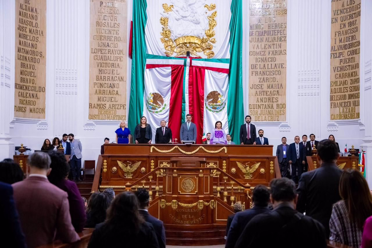 Clara Brugada rinde su Primer Informe: Estabilidad financiera, inversión récord y justicia social marcan el rumbo de la CDMX 2025 La Ciudad de México vive una nueva etapa de transformación bajo el liderazgo de Clara Brugada Molina, quien en su Primer Informe de Gobierno destacó logros históricos en materia de finanzas, seguridad, bienestar, movilidad y vivienda digna. En un acto republicano ante el Congreso capitalino, la mandataria subrayó que gobierna con honestidad, austeridad y compromiso con los sectores más necesitados. https://larevistadelsureste.com