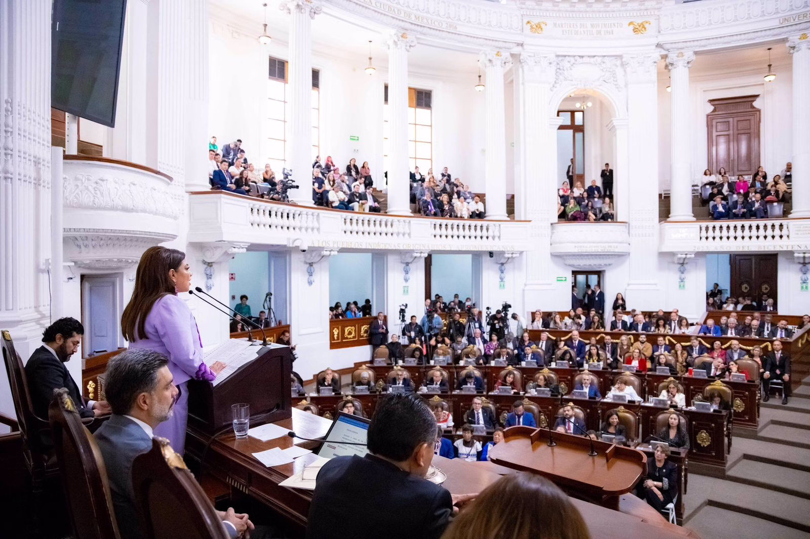 Clara Brugada rinde su Primer Informe: Estabilidad financiera, inversión récord y justicia social marcan el rumbo de la CDMX 2025 La Ciudad de México vive una nueva etapa de transformación bajo el liderazgo de Clara Brugada Molina, quien en su Primer Informe de Gobierno destacó logros históricos en materia de finanzas, seguridad, bienestar, movilidad y vivienda digna. En un acto republicano ante el Congreso capitalino, la mandataria subrayó que gobierna con honestidad, austeridad y compromiso con los sectores más necesitados. https://larevistadelsureste.com