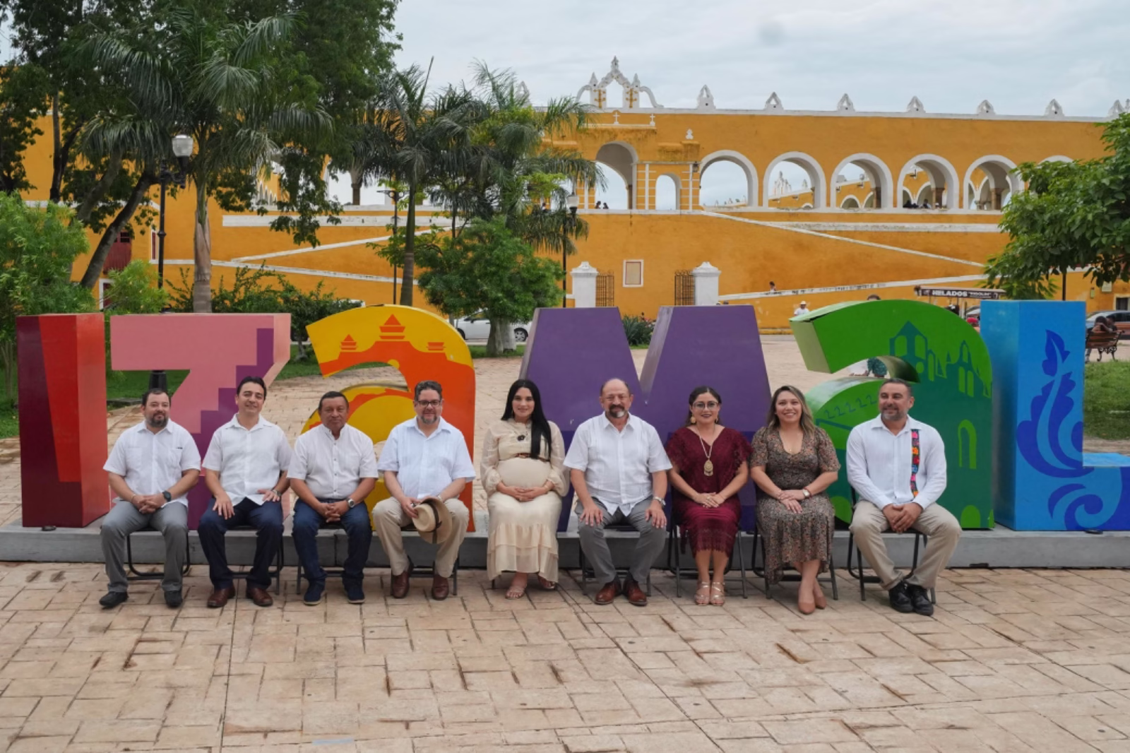 Yucatán renace con color: Rutas mágicas transformará seis pueblos turísticos con inversión de 3.7 millones de pesos El acto de arranque fue encabezado por Darío Flota Ocampo, titular de la Sefotur; Melissa Puga Rodríguez, presidenta municipal de Izamal; Akram Daniel Castillo Cárdenas, subdirector general de Corazón Urbano; Shirley Edith Castillo Sánchez, directora general del DIF Yucatán, y Raúl Alejandro Paz Noriega, subsecretario de Desarrollo Turístico Sustentable de Sefotur. https://larevistadelsureste.com