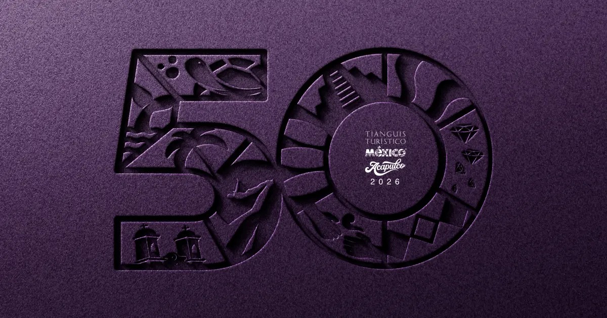 "Logotipo oficial de la edición 50 del Tianguis Turístico México 2026 en Acapulco. El diseño presenta el número '50' con un elegante efecto de grabado sobre una textura de color púrpura oscuro. Dentro de las cifras se aprecian iconos tallados que representan la cultura, el mar y la arquitectura mexicana. En el centro del número cero aparece el texto: 'Tianguis Turístico México, Acapulco 2026'."