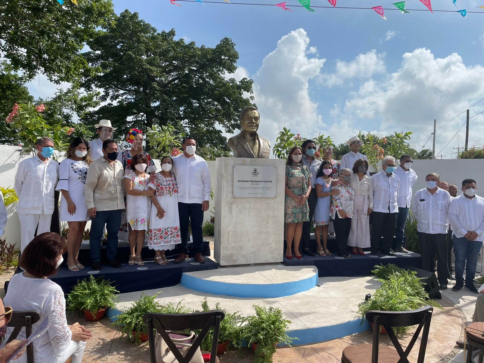 Develan Busto De Armando Manzanero En Mérida