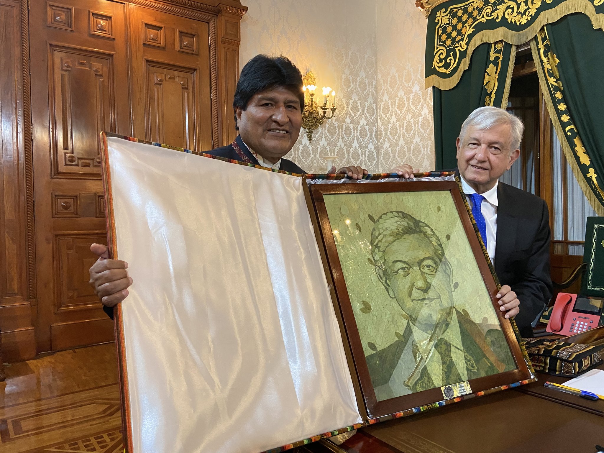 Evo Morales obsequia retrato hecho con hojas de coca a AMLO