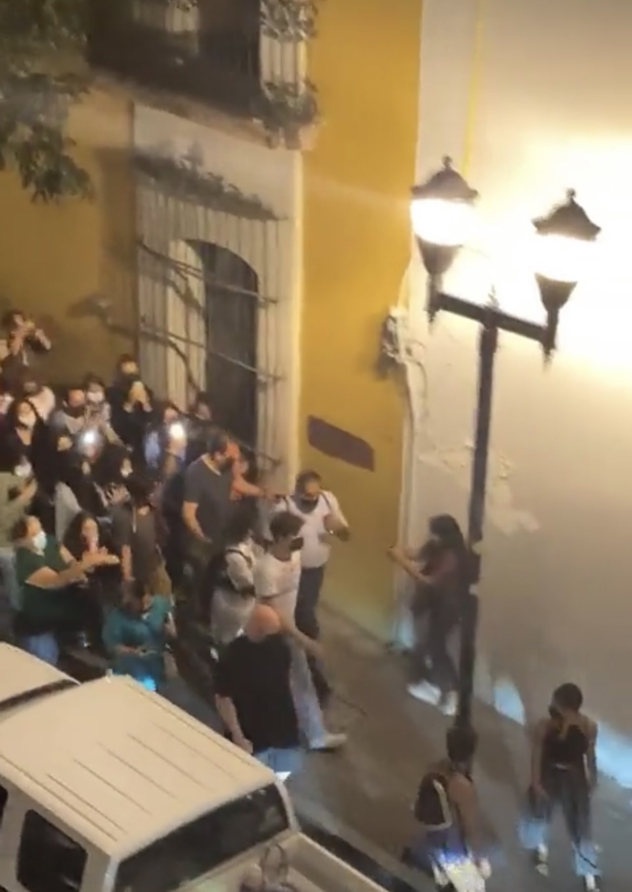 Video: ¡Fans persiguen a Shawn Mendes y Camila Cabello por calles de Oaxaca!