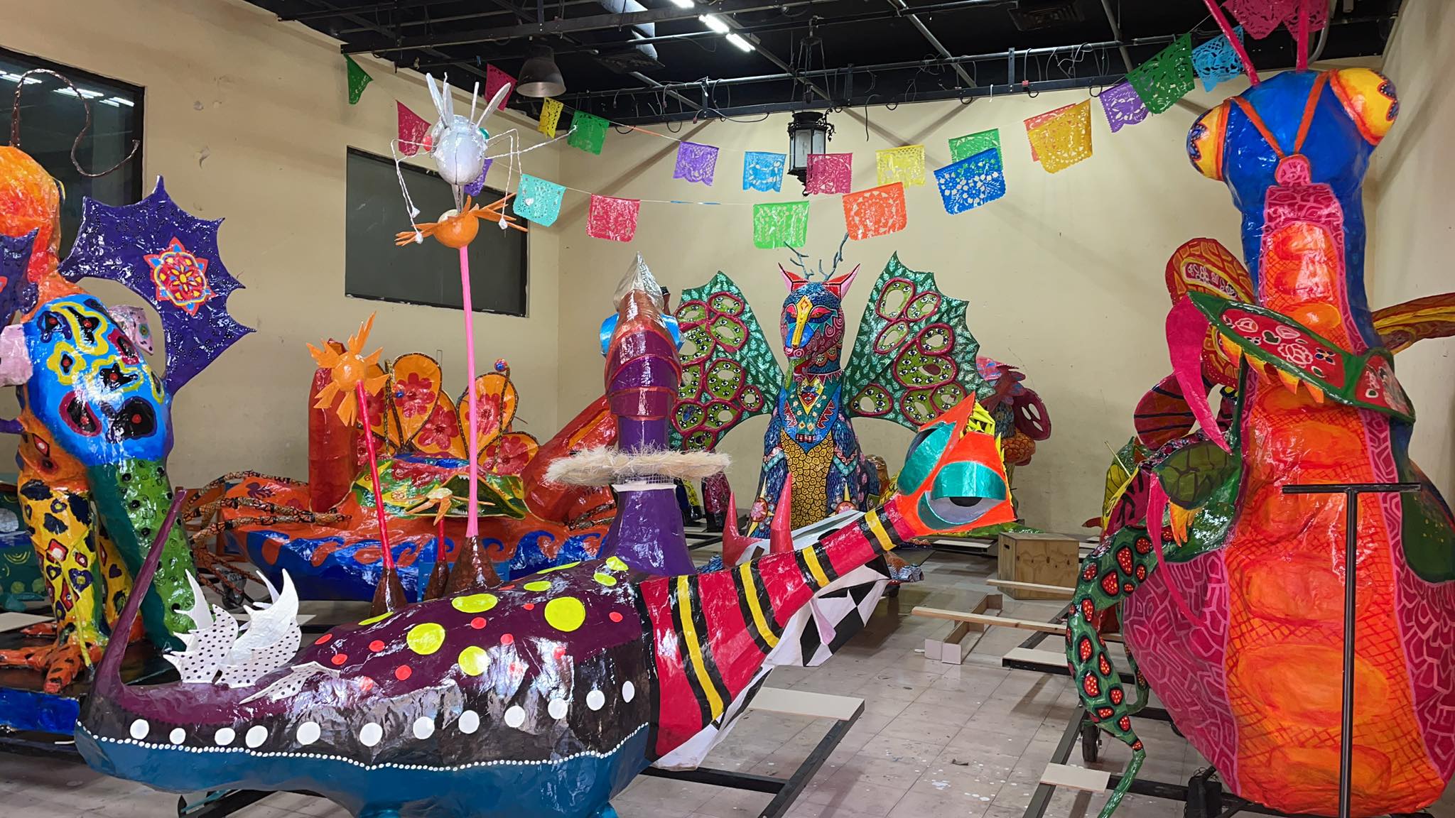 16 Esculturas Gigantes, Realizadas Por Integrantes De 15 Talleres Artísticos, Llenarán De Color Las Calles De Mérida Este Sábado 30 De Octubre, A Partir De Las 17:00 Horas. Se Llevará A Cabo El Primer Desfile De Alebrijes Monumentales Con Motivo Del Día De Muertos, El Cual Terminará En El Monumento A La Patria Donde Permanecerán Expuestos Por 15 Días. Neri Ortiz, Organizadora Del Evento Manifestó Que Este Evento Iniciará En La Plaza Grande, Recorrerán La Calle 60 Hasta La 47 En El Parque De Santa Ana, Darán Vuelta A La Derecha Para Tomar El Paseo De Montejo Y Llegar Hasta Al Monumento A La Patria, Darán Una Vuelta Y Posteriormente Colocarán Las Piezas En La Acera De Esta Avenida. “Este Proyecto Inició En La Ciudad De México Donde Se Realiza Apoyado Por El Museo De Arte Popular, Me Tocó Estar Ahí, Vengo A Mérida A Radicar Y Observo Que La Tradición Aquí Es Otra, Es El Hanal Pixán. La Iniciativa De Este Evento Es De La Organización Civil Subhro, Grupo Sin Fines De Lucro Que Promueve Las Artes, La Cultura Y El Desarrollo Comunitario Sostenible”. Explicó Que Los Alebrijes Los Realizaron Siete Comunidades De La Ciudad De Mérida Y Su Periferia, Algunos De Chuburná, Santa Gertrudis Copó, San Cristóbal, Mejorada, Del Fraccionamiento Francisco De Montejo, Así Como Del Puerto De Progreso Y Conkal. “Se Llevó A Cabo Un Taller De Capacitación Para Jóvenes Yucatecos, De Forma Gratuita, Para Elaborar Estas Piezas, Fueron Entre Dos Y Cuatro Meses De Trabajo Para Su Construcción. Este Curso Lo Impartió Un Maestro Capacitado Por La Asociación, Aunque Es La Primera Vez Que Se Realiza Este Evento, Confiamos Que Se Tenga Una Buena Aceptación En La Sociedad Yucateca”. Cabe Destacar Que Los Participantes Son De Las Colonias Como Chuburná, San Sebastián, Francisco De Montejo, Así Como Conkal Y Santa Gertrudis Copó.