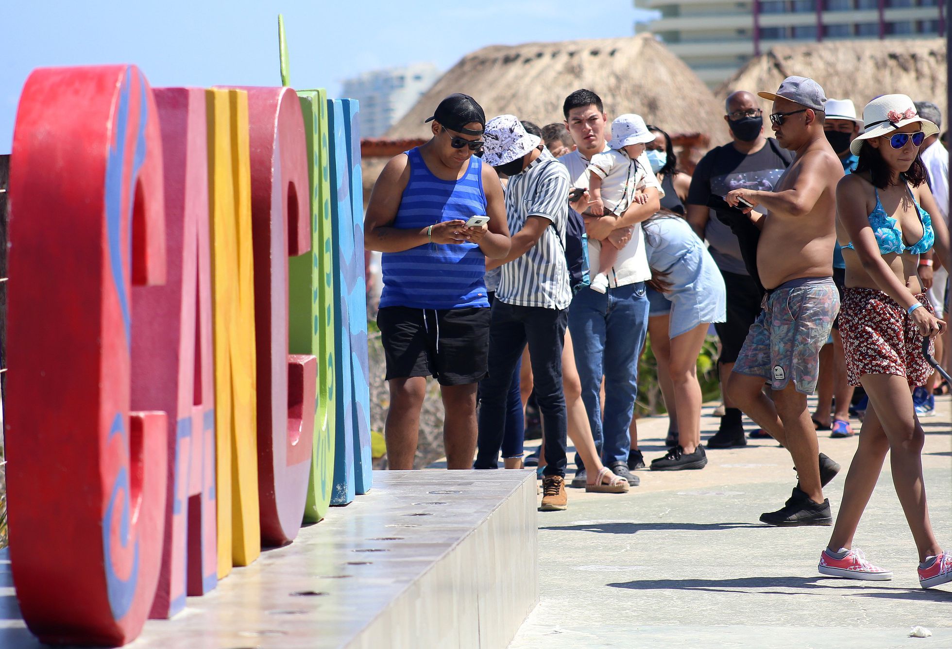 Por Covid-19, Cancún cierra bares, centros nocturnos y vialidades