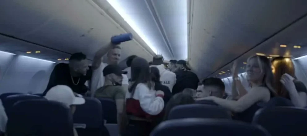 Influencers canadienses organizaron una fiesta en vuelo a cancún y ahora serán investigados la revista del sureste mx Influencer C