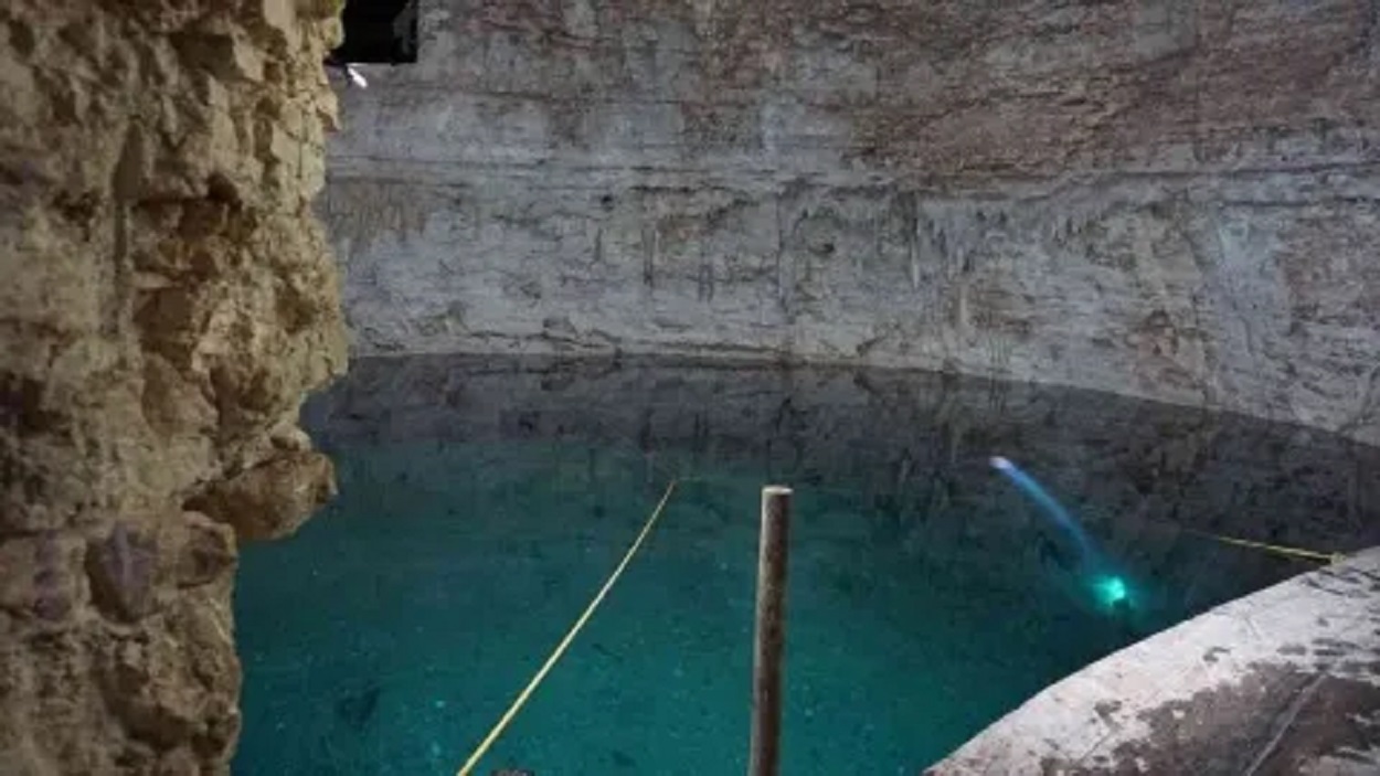 Descubre el cenote K´om Há bajo el parque de un pueblo en Yucatán